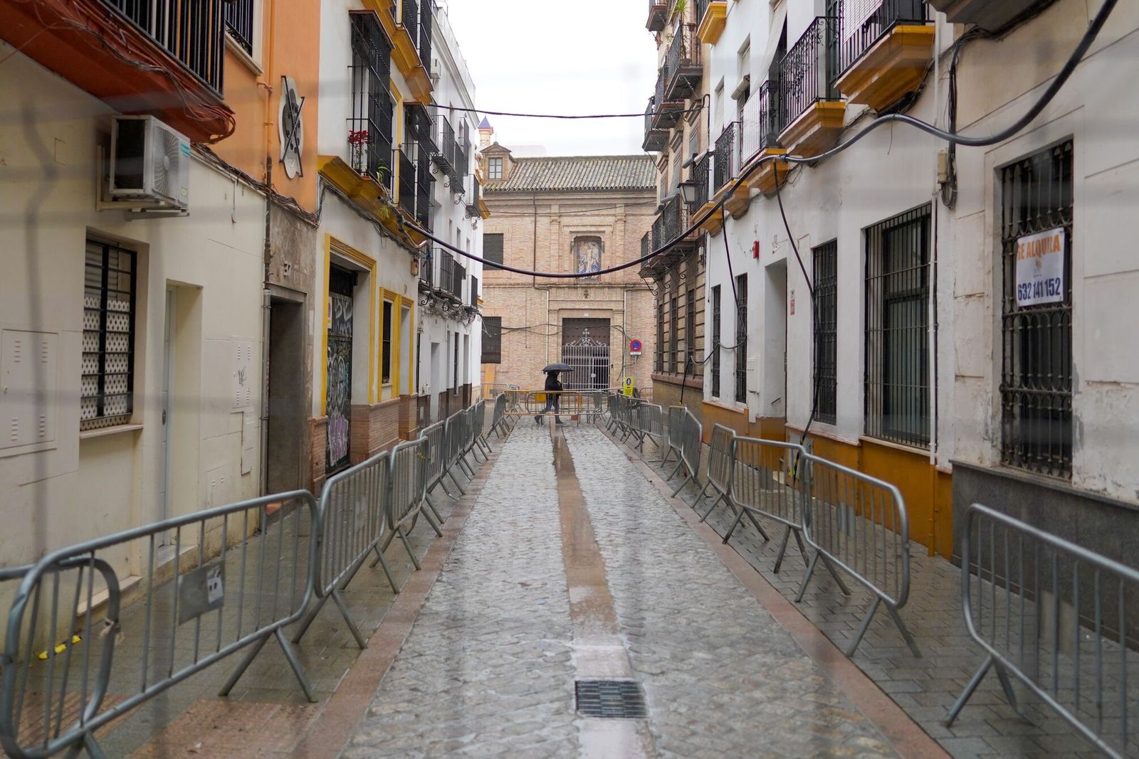 La calle Santa Ángela de la Cruz, con los adoquines dispuestos en forma de espina de pez.