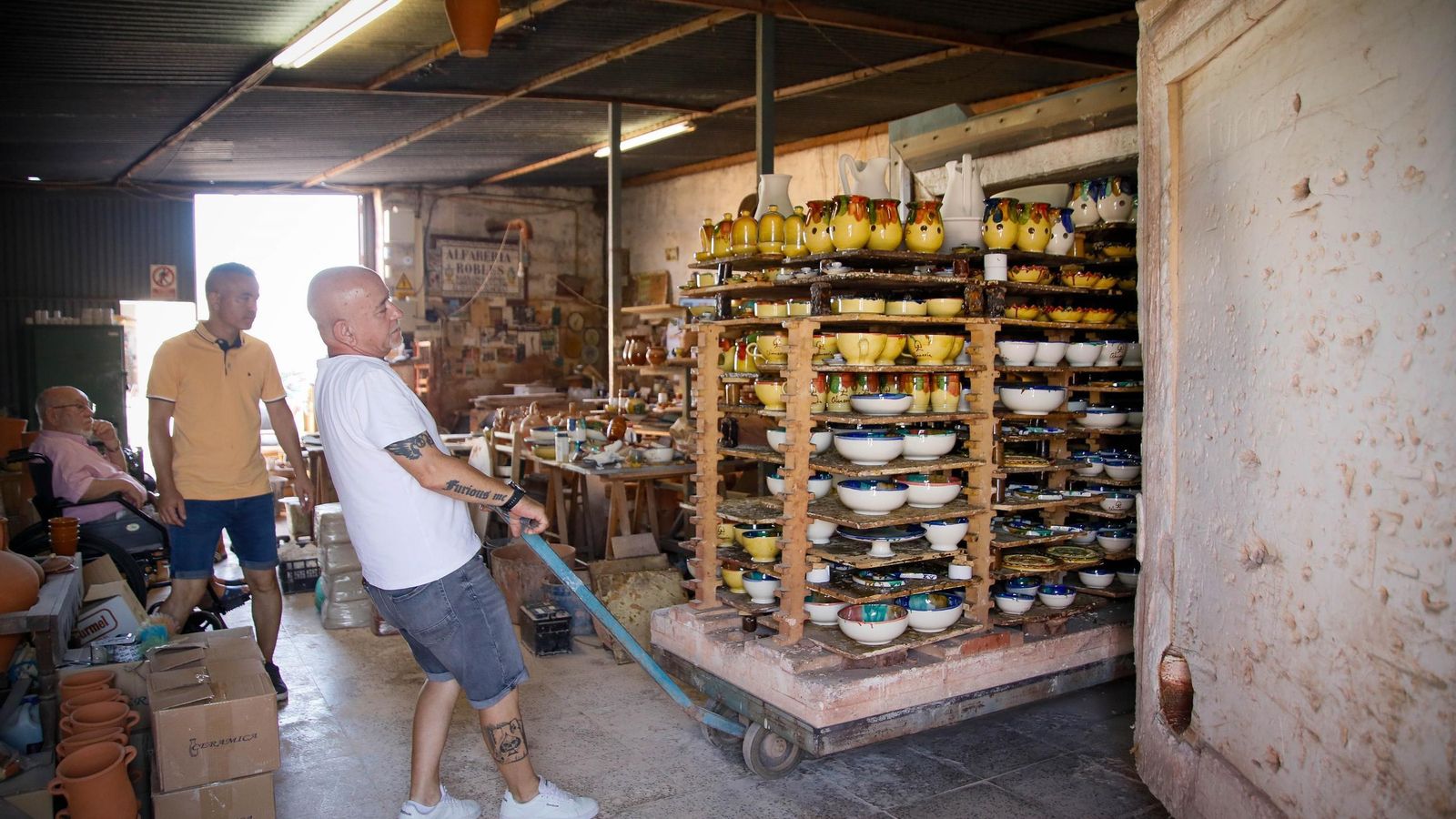 La familia Robles prepara miles de piezas para exhibir y vender estos días en Alfaralmería