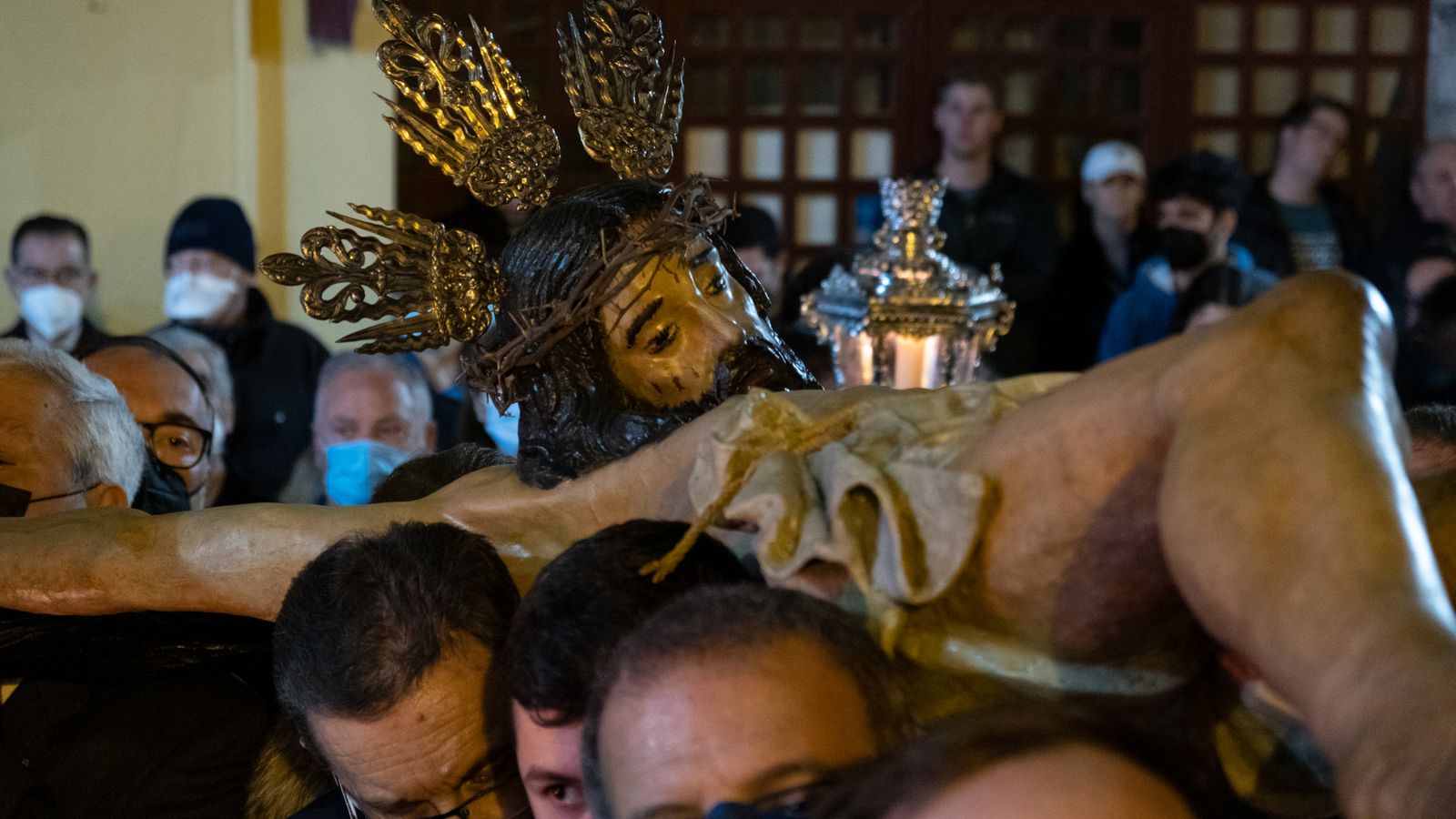 El vía crucis con el Cristo del Mandato, en imágenes