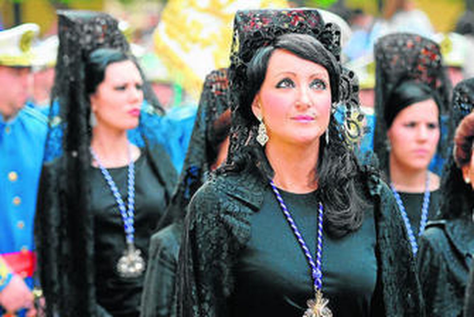 Mujeres vestidas de mantilla de la Agonía.