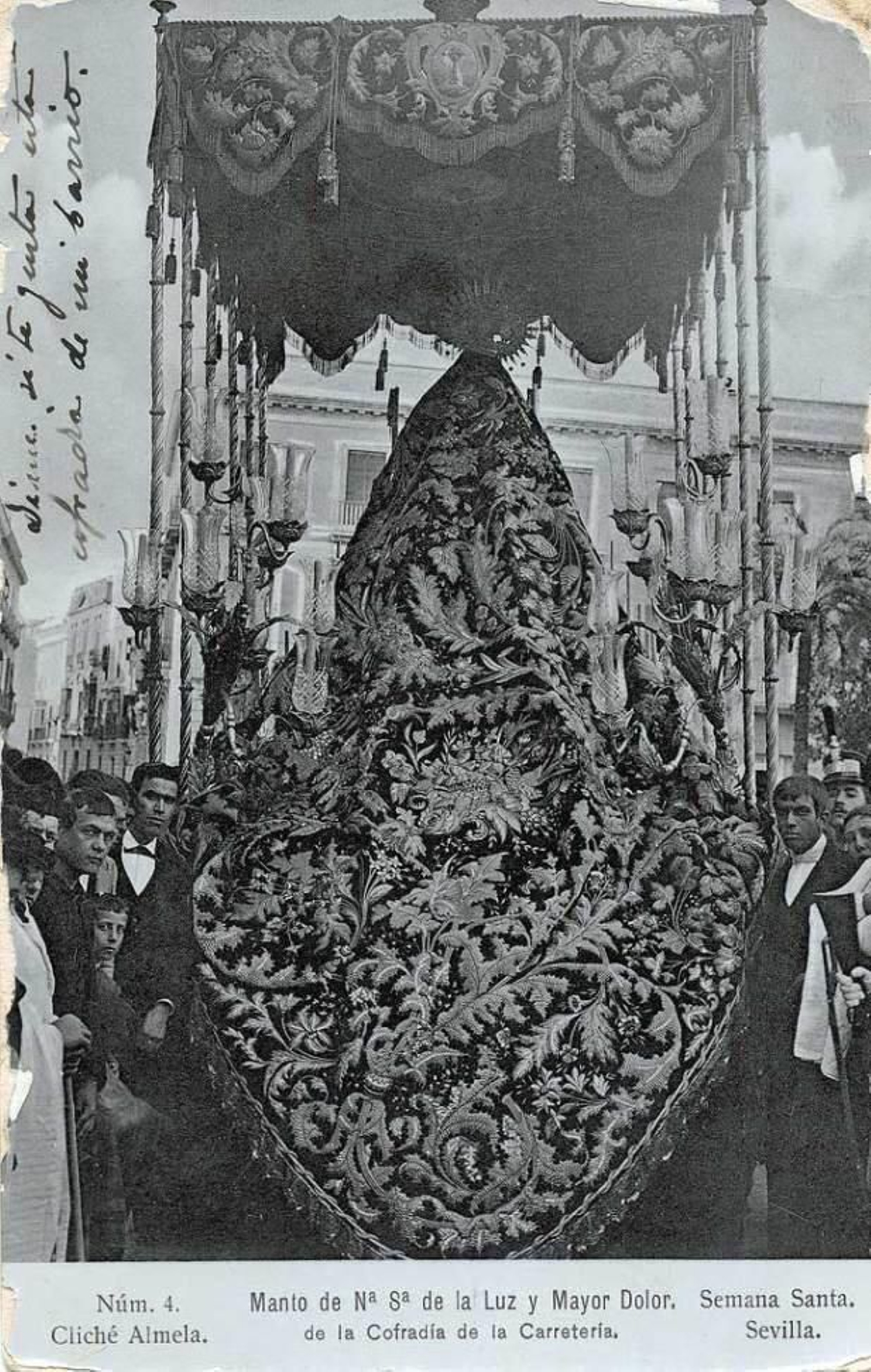 La fastuosa trasera del manto de la Virgen del Mayor Dolor en su Soledad.