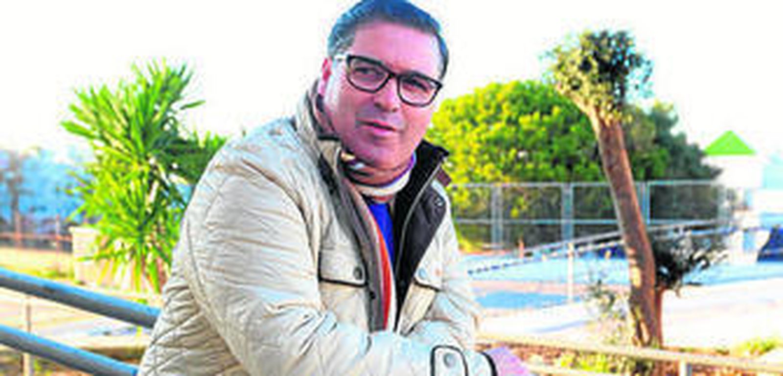 El pregonero posa en su lugar de trabajo, el colegio La Salle.