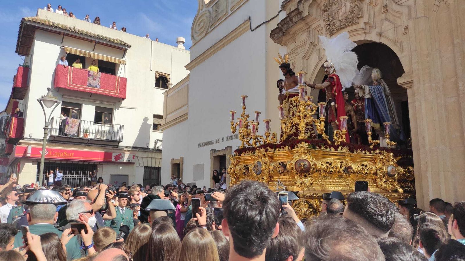 Salida del paso de la hermandad de la Esperanza.