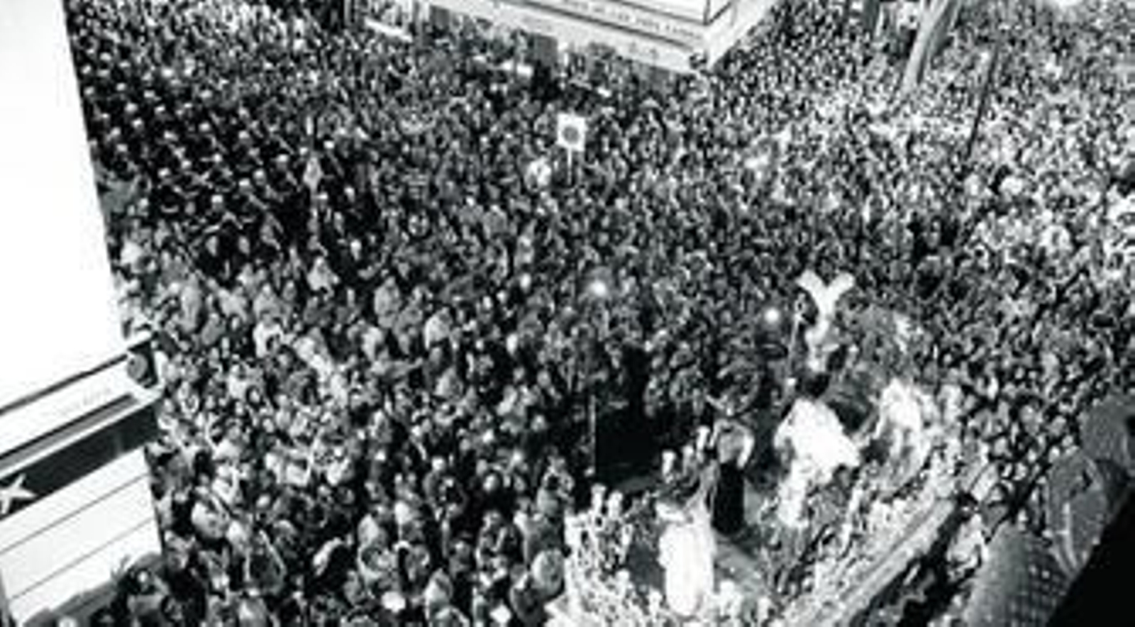 El misterio de la Presentación al Pueblo de la Hermandad de San Benito a su paso por la Alfalfa.