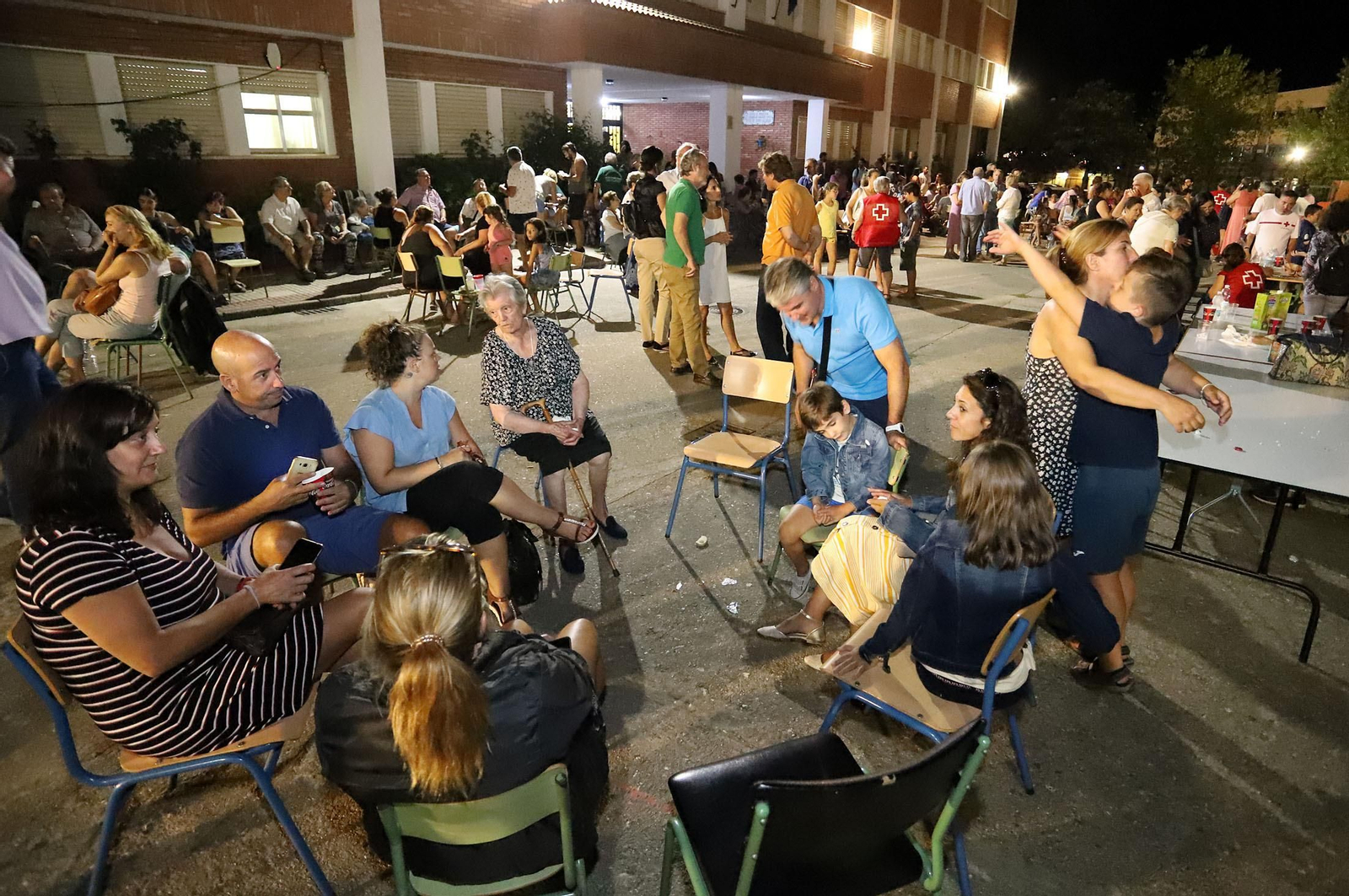 Imágenes de los evacuados de  Almonaster acogidos en Cortegana por el incendio