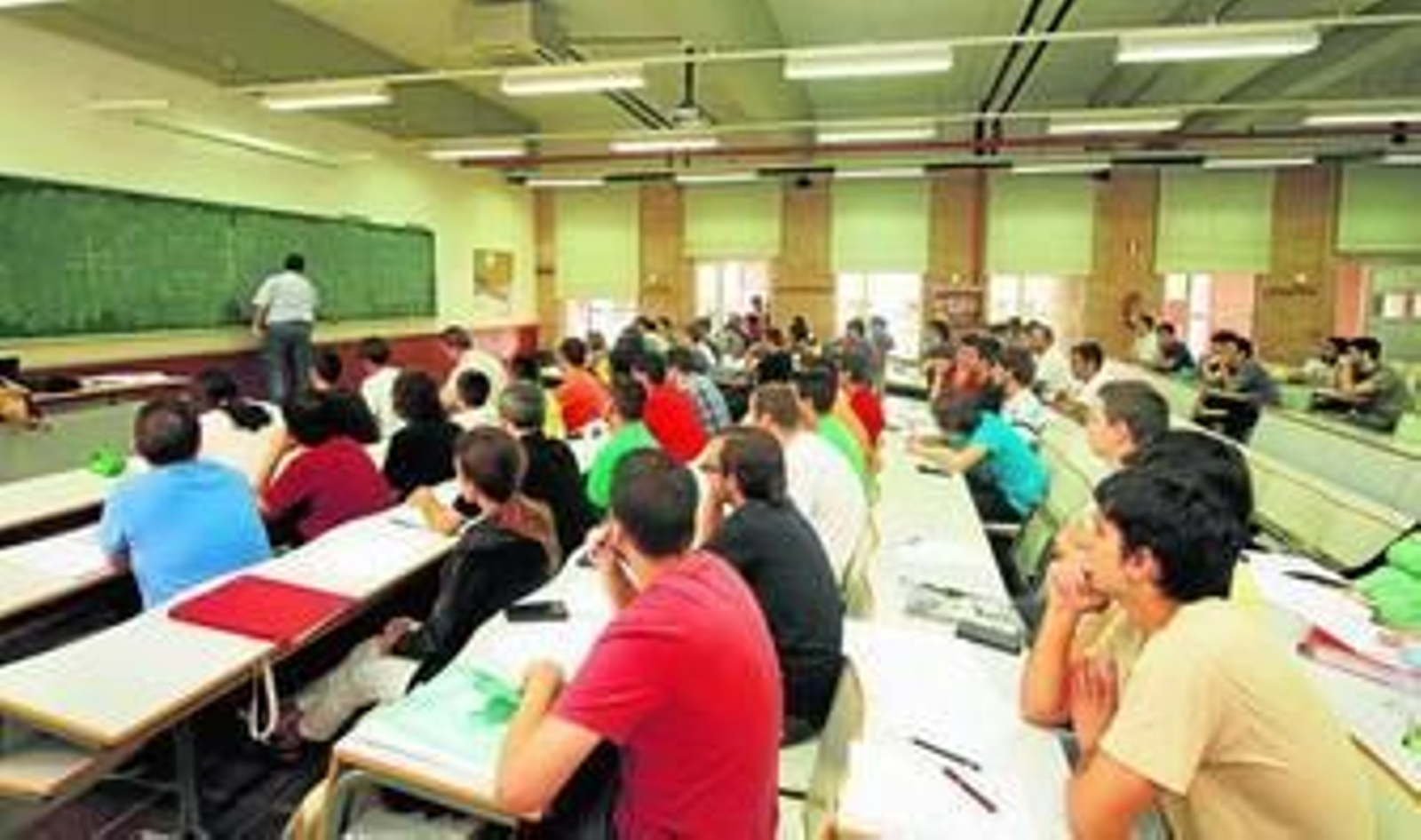 Estudiantes de nuevo ingreso durante un curso cero de matemáticas en Informática.