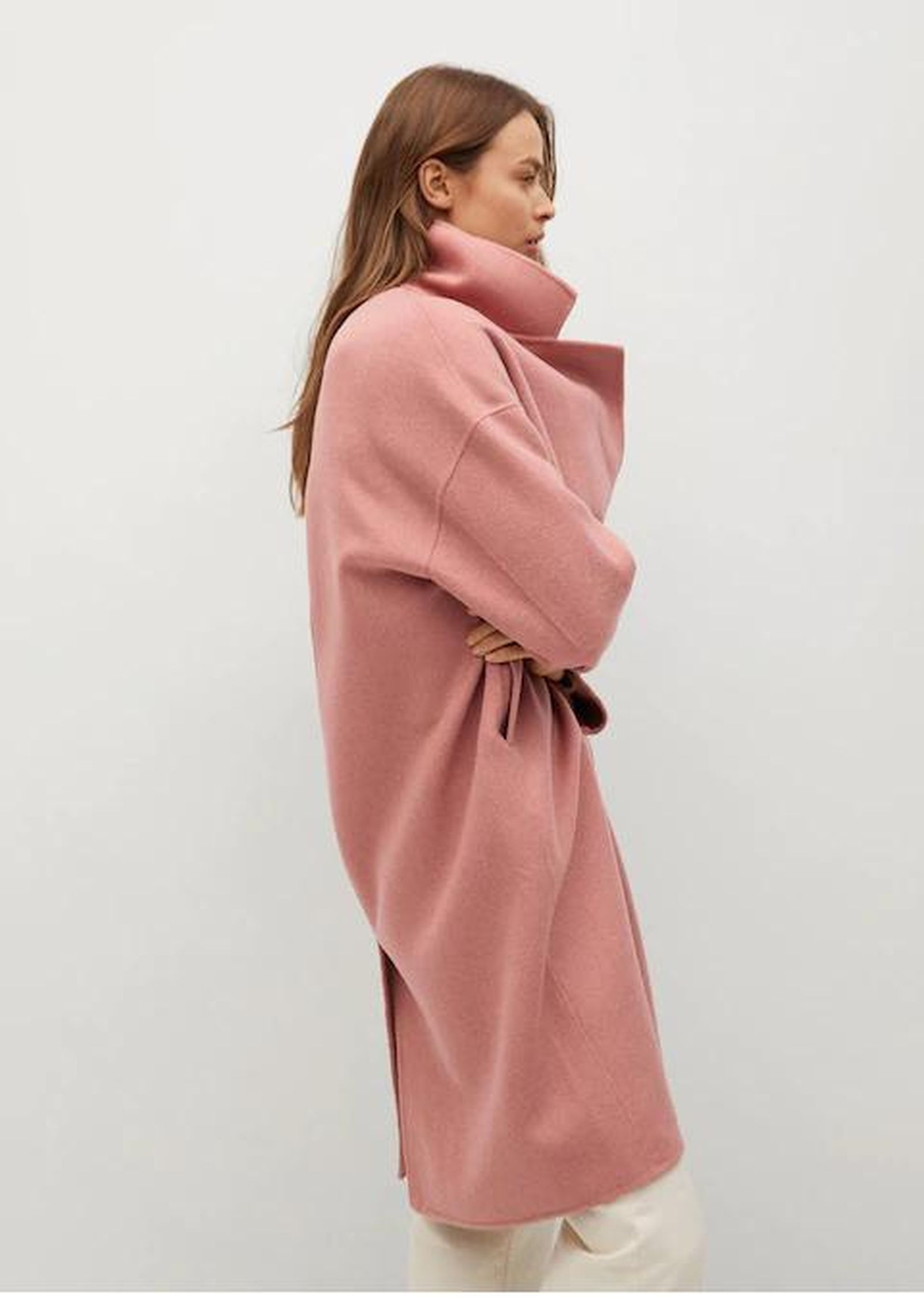 El abrigo rosa de Mango que está rebajado a mitad de precio.
