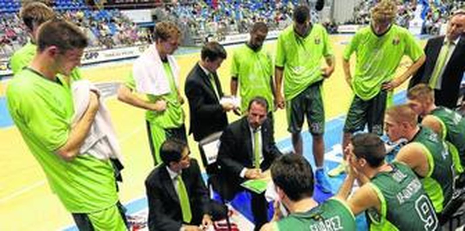 Joan Plaza imparte órdenes a sus jugadores en un tiempo muerto.