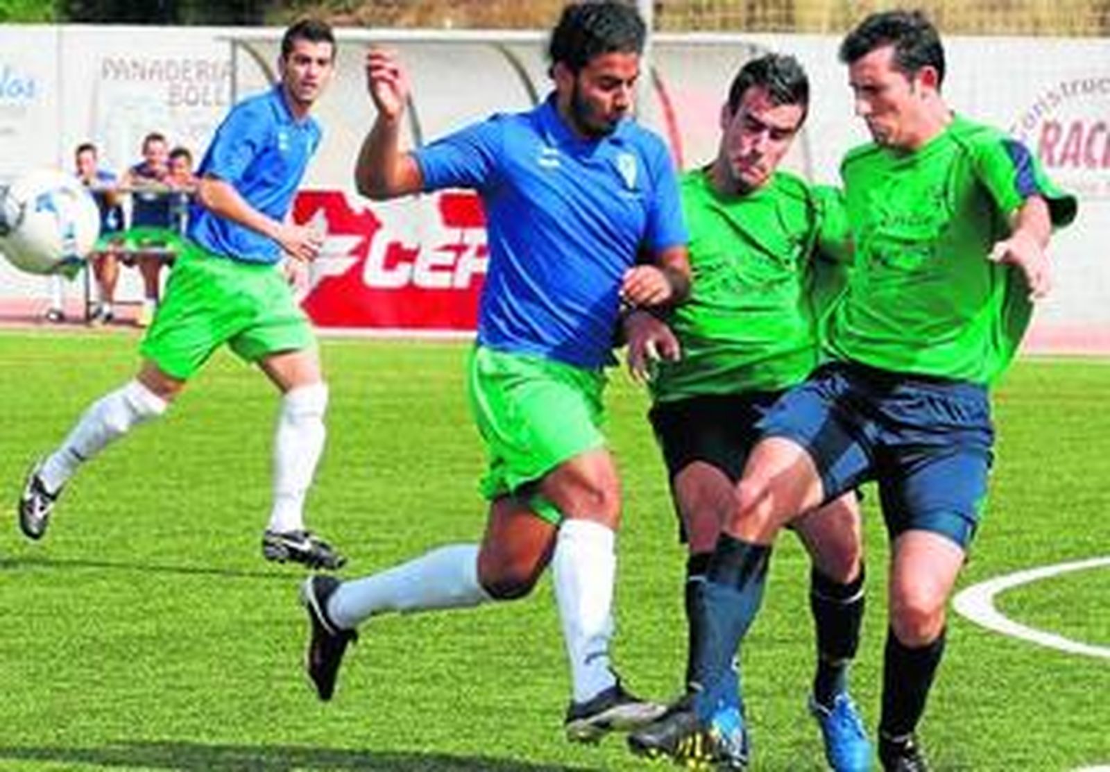 Un pugna del Taraguilla/Federico Mayo jugado ayer en el Hermanos García Mota.