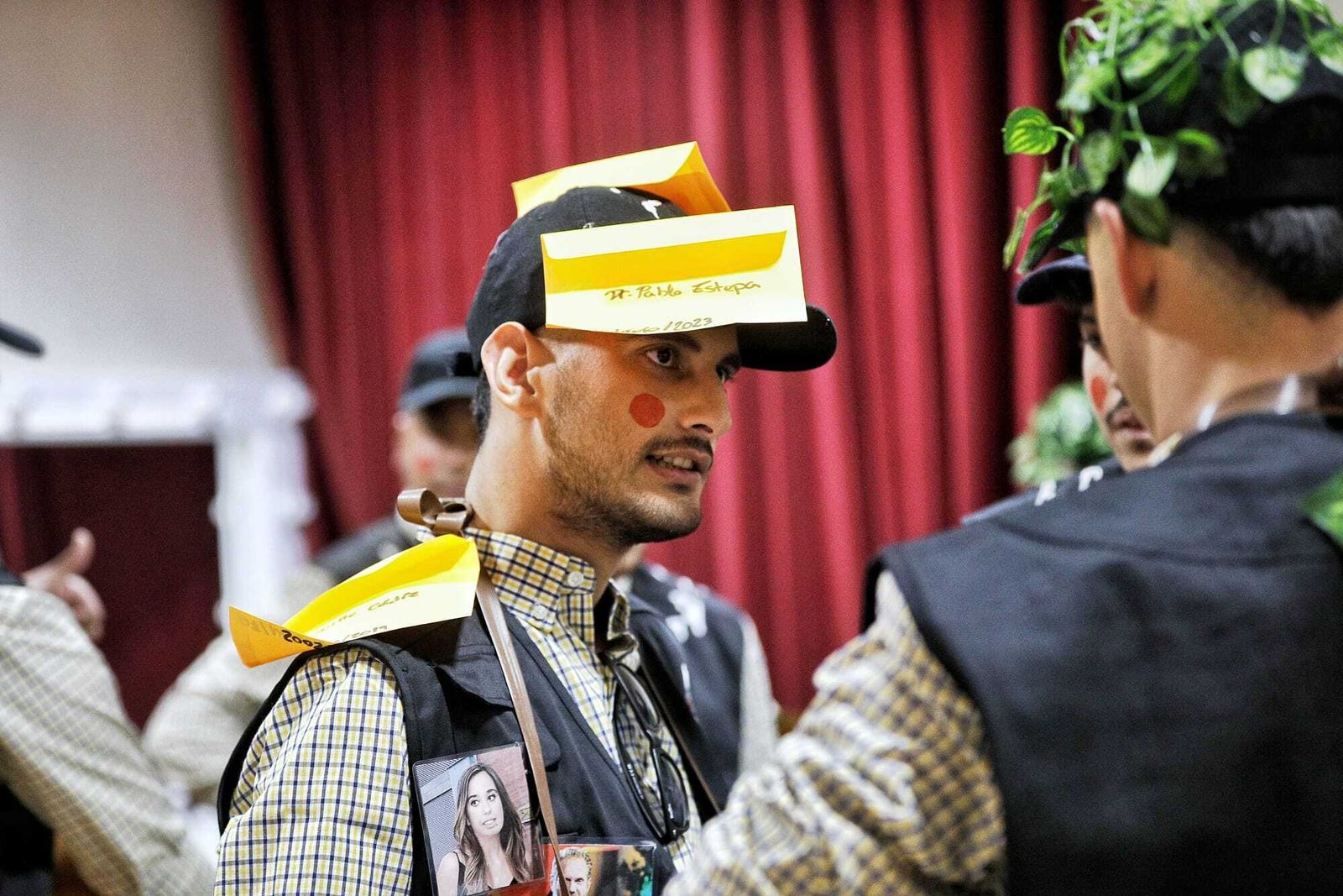 Chirigota 'El que la sigue la consigue' en camerinos.