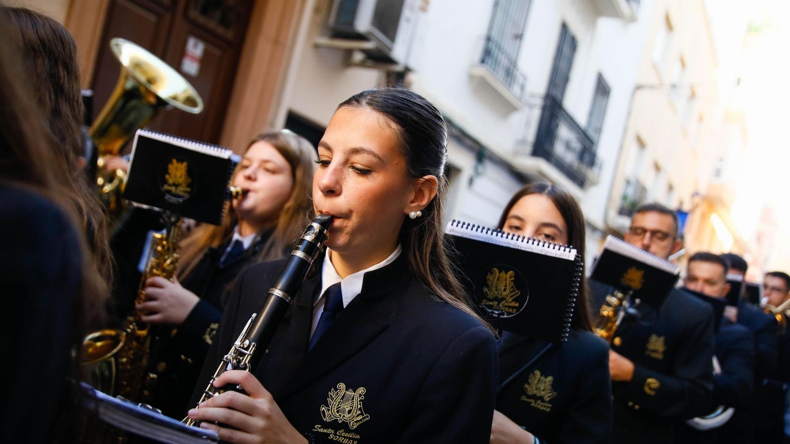 Vea la salida de la Hermandad de Los Ángeles de la Catedral de Almería