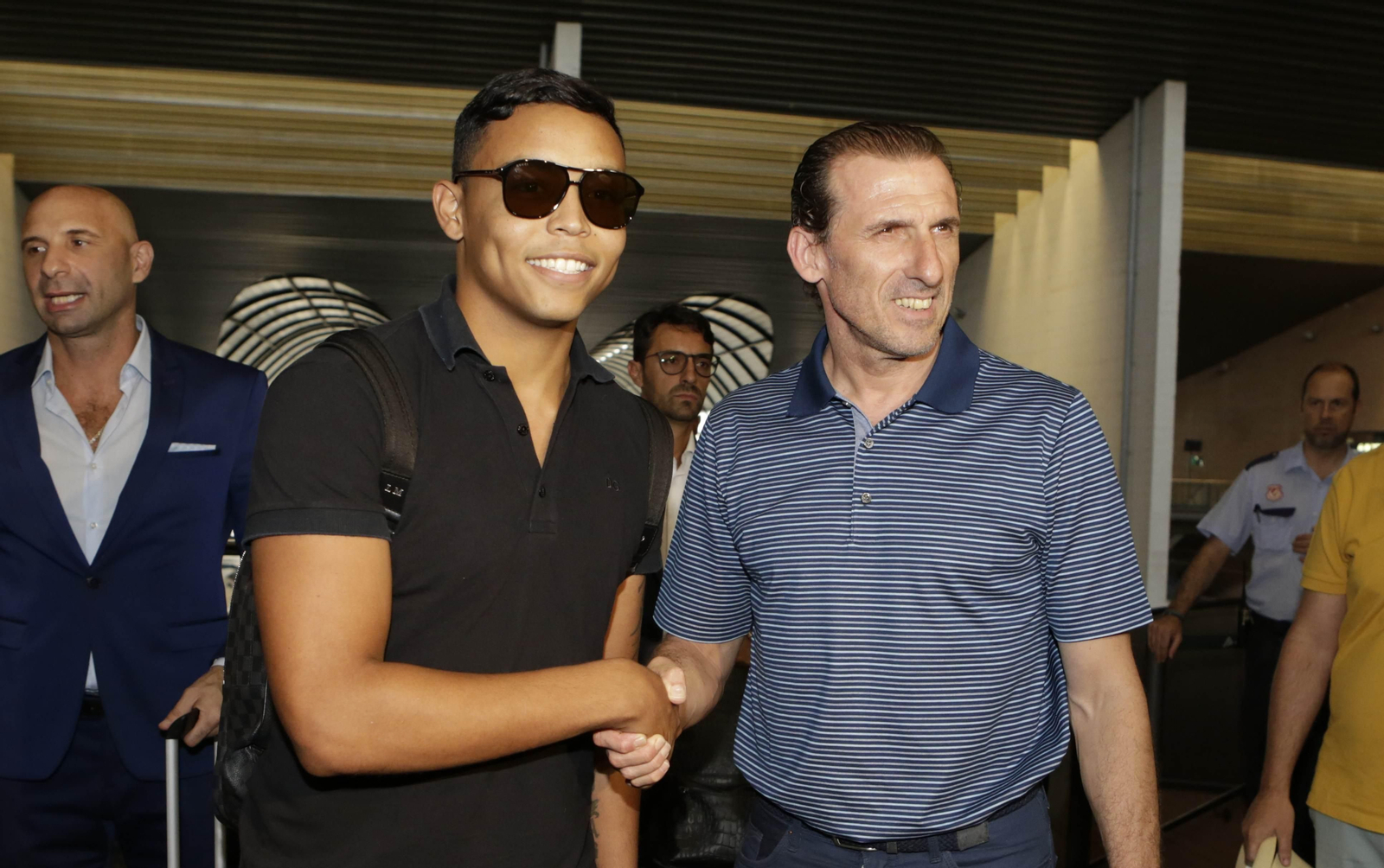 Luis Muriel posa con Óscar Arias, director deportivo del Sevilla.