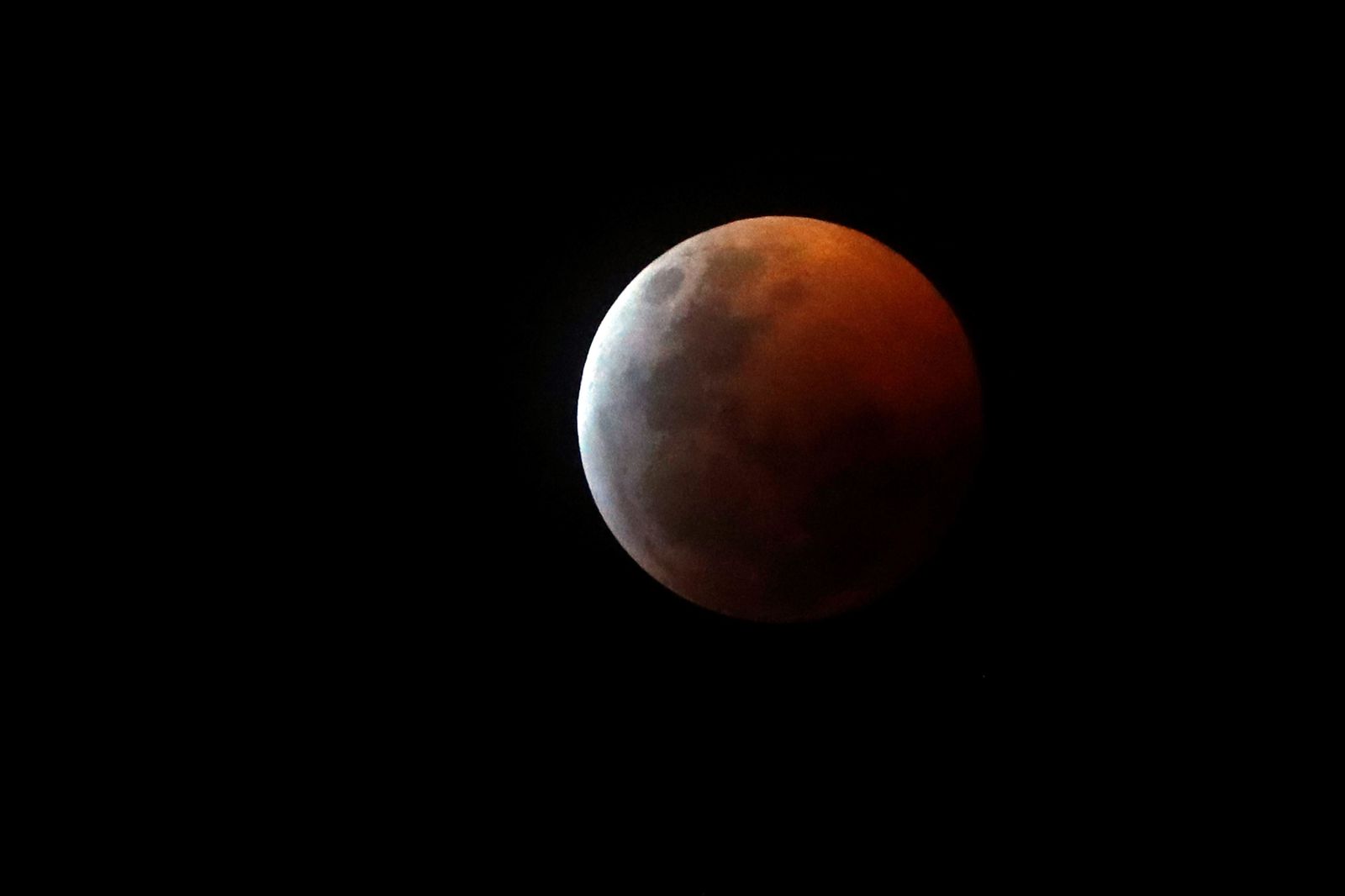 El eclipse lunar desde el Planetario de La ciudad de buenos Aires (Artgentina).