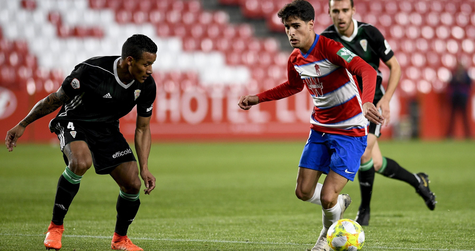 Luis Garrido presiona a un jugador del Recreativo Granada, en el único partido que jugó con el CCF.