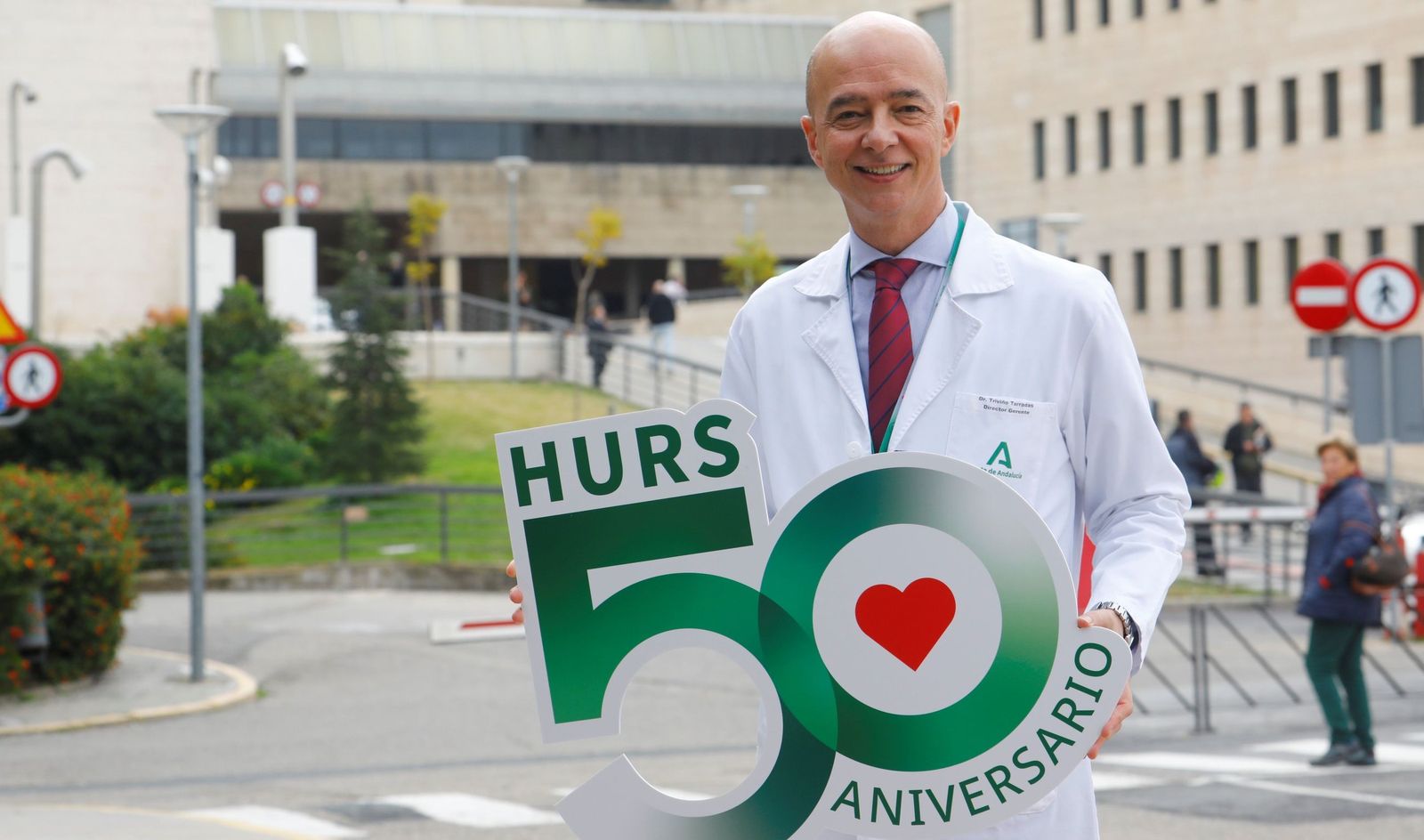 El gerente del Hospital Reina Sofía, Francisco Triviño, con el logo del 50 aniversario.
