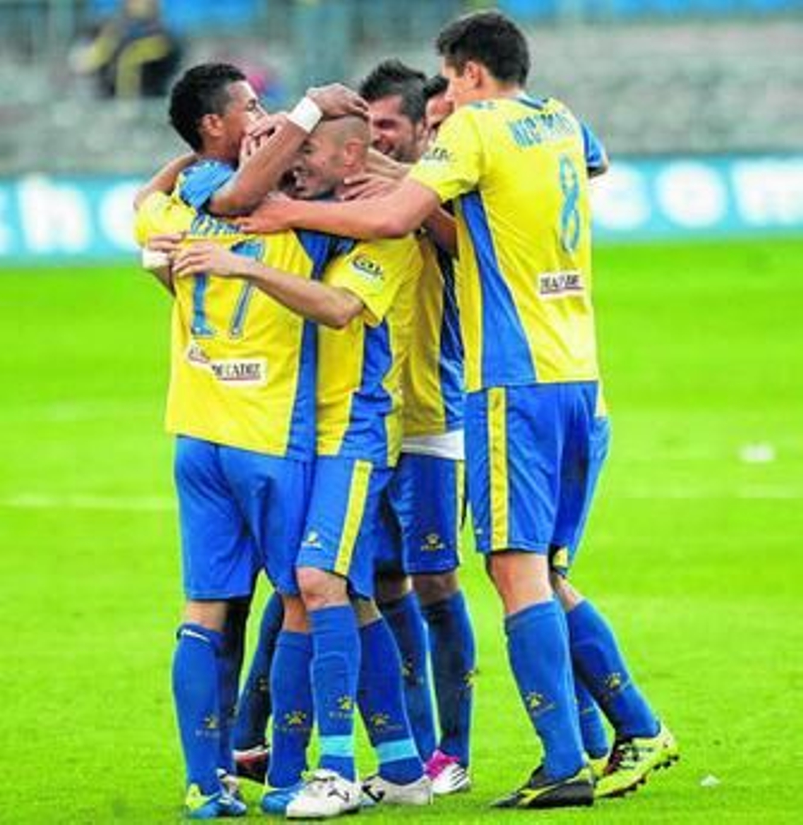 Los jugadores del Cádiz celebran uno de los goles locales.