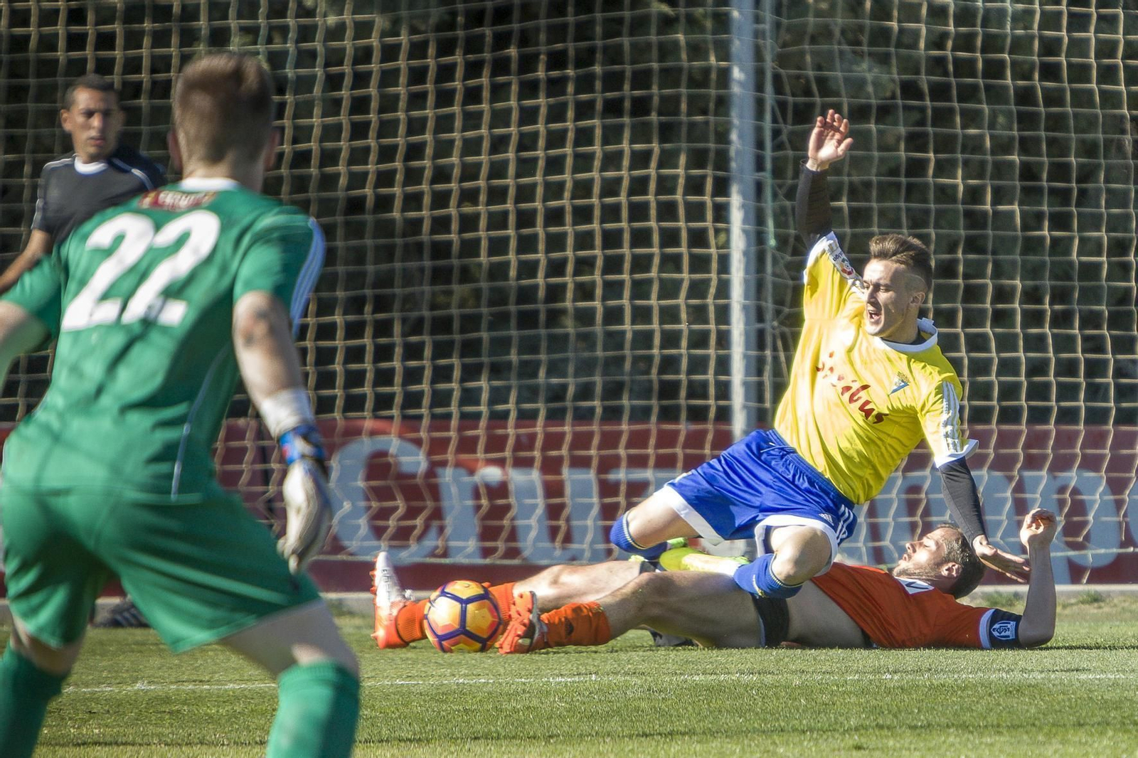 Salvi cae al césped, donde ya está un jugador del Lausana, en plena disputa del balón.