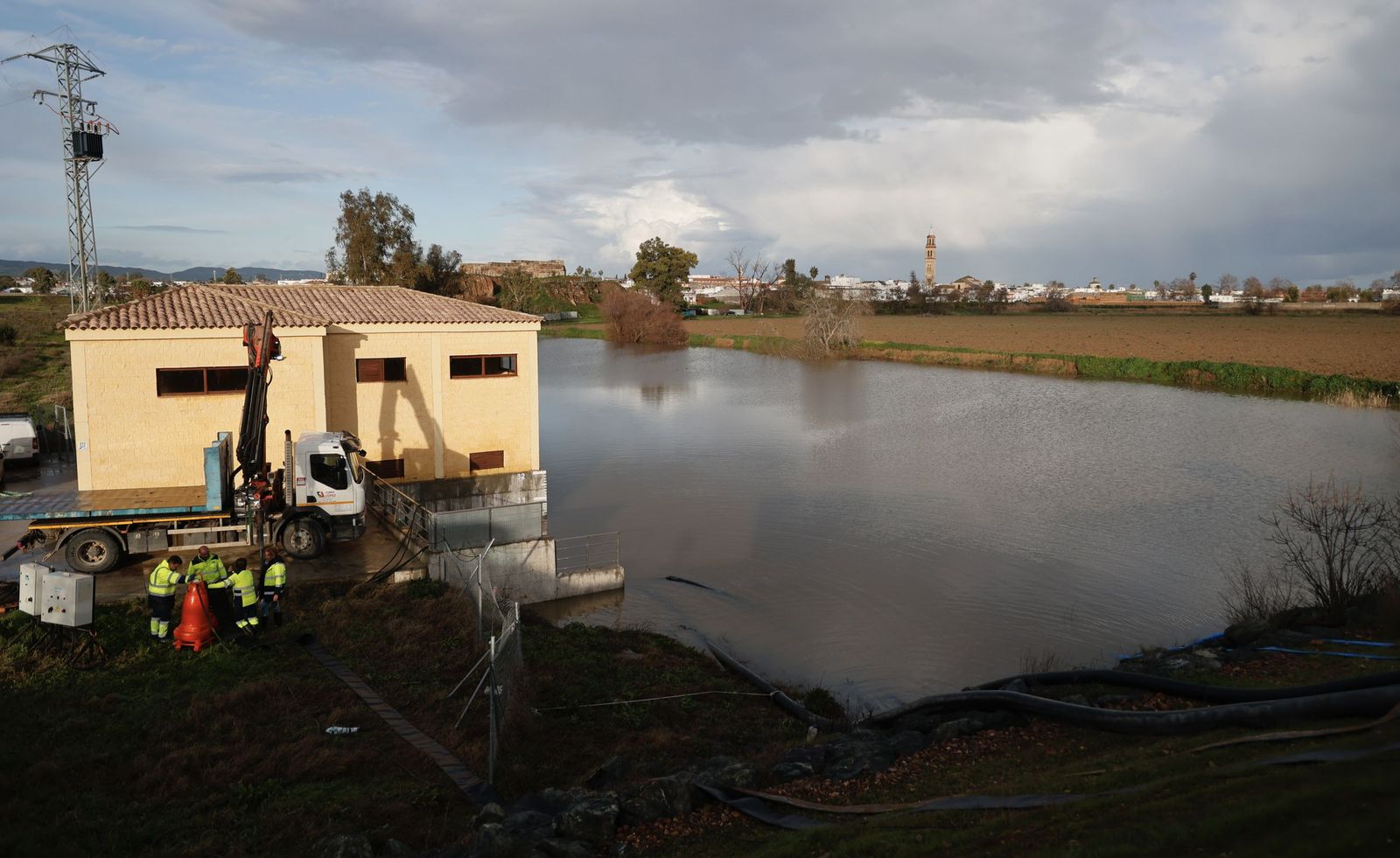 Las fotos de la crecida del río Guadalquivir en Lora del Río por la borrasca Leonardo
