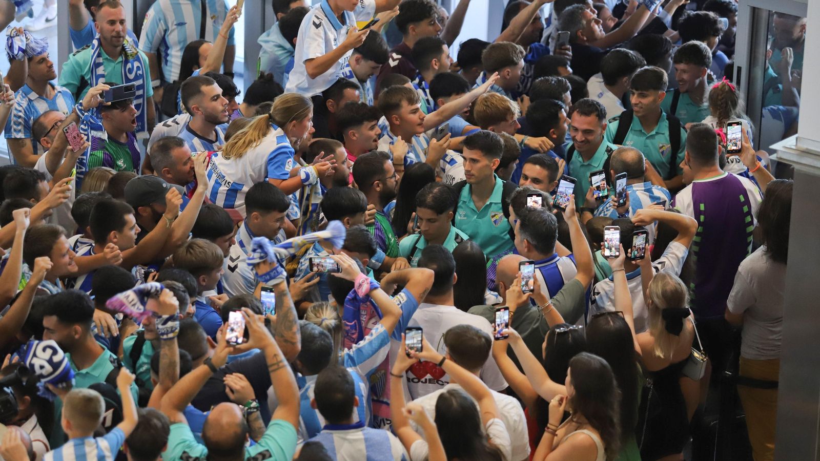 Las fotos de la afición despidiendo al Málaga en el aeropuerto antes de ir a Tarragona