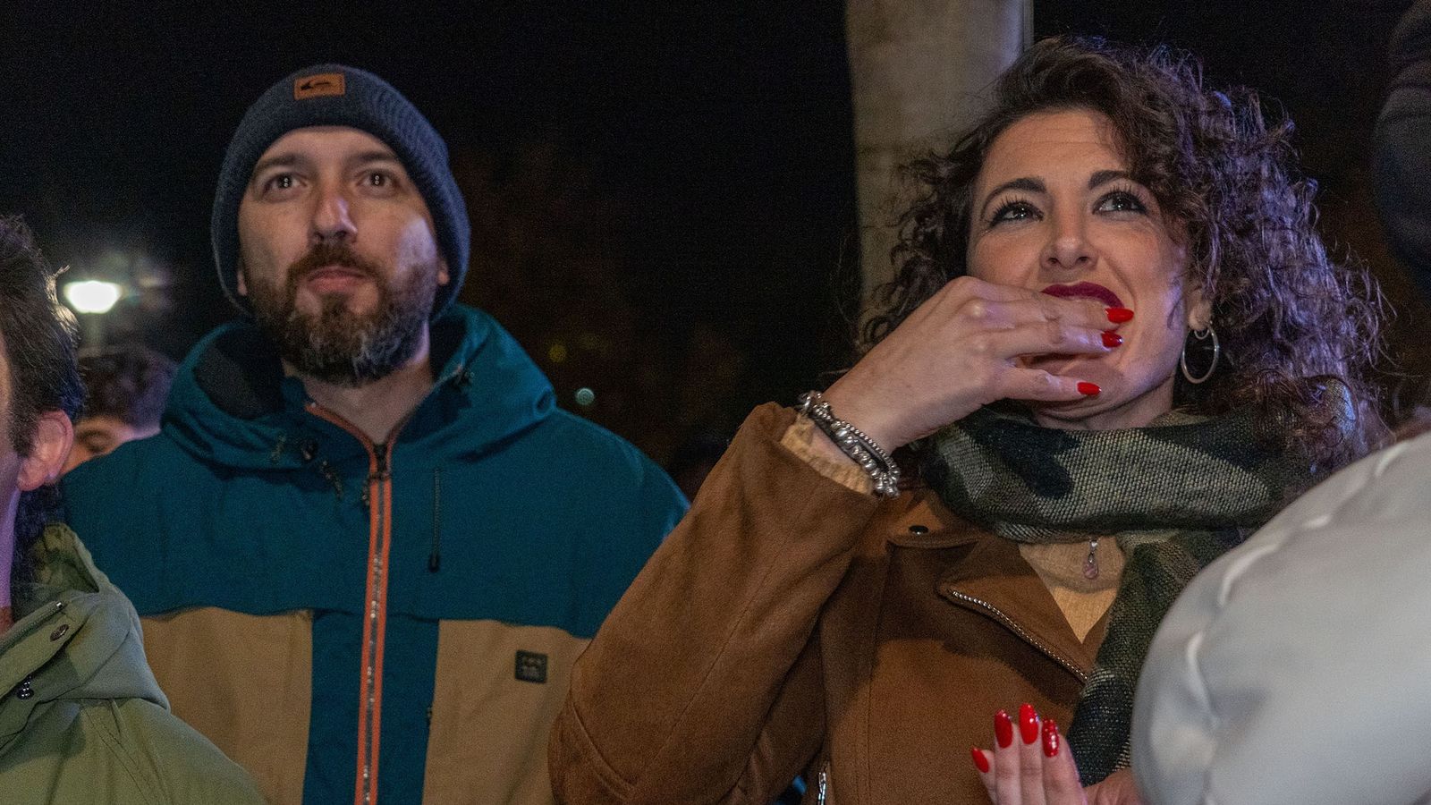 Los onubenses comen las uvas en la Plaza Houston.