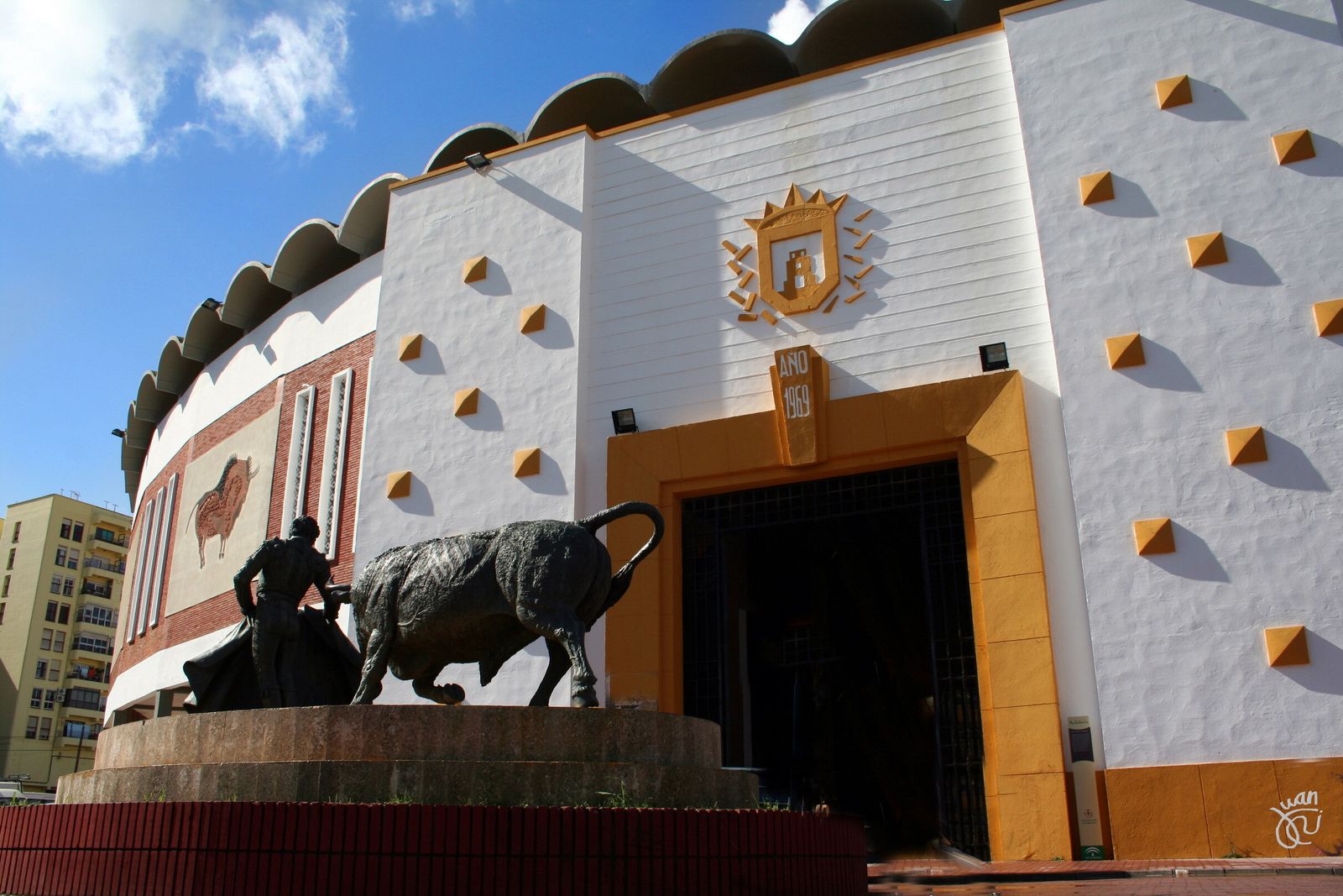 Una de las entradas a la plaza de Las Palomas, en Algeciras.