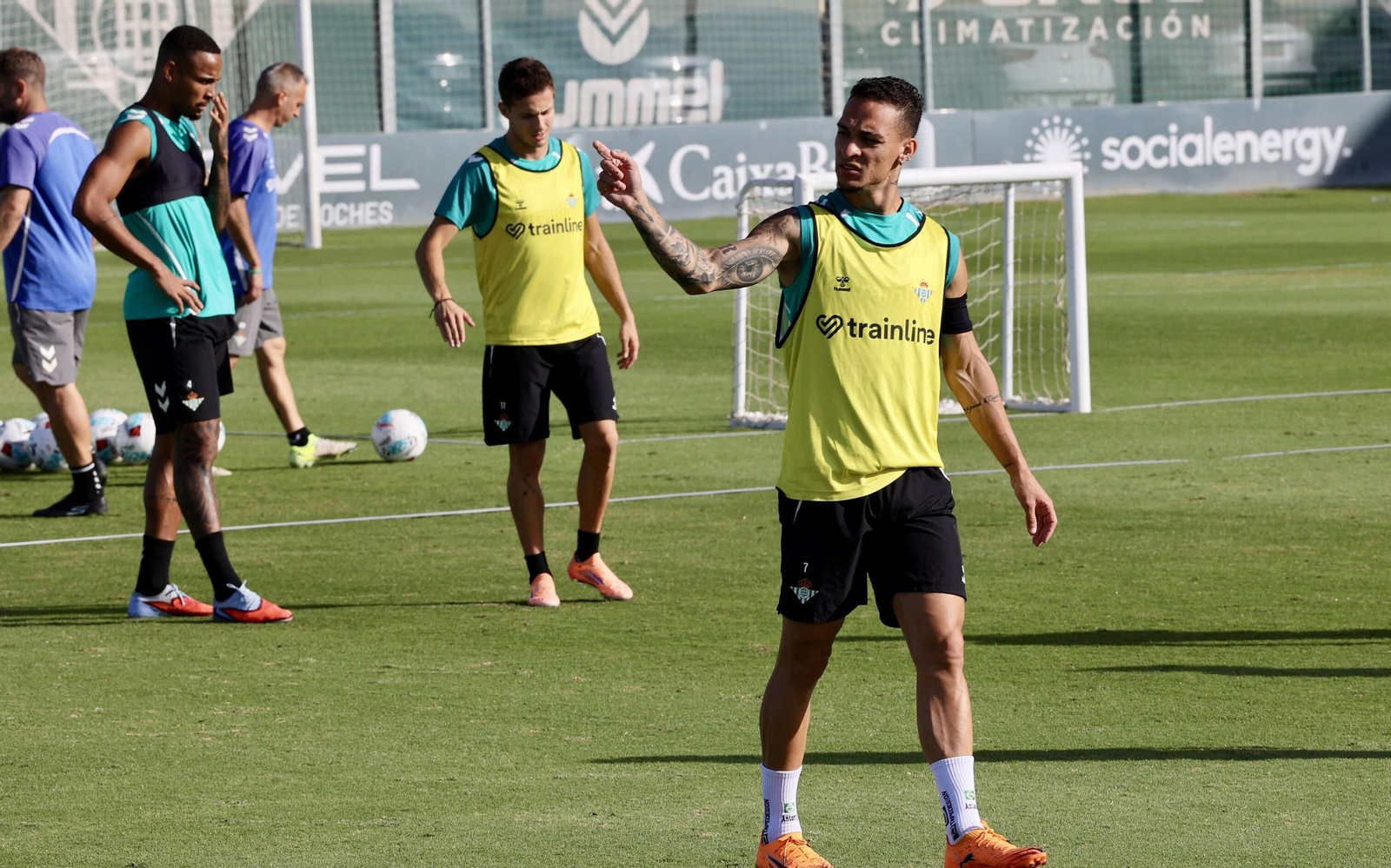 Antony hace indicaciones en un entrenamiento reciente de los verdiblancos en la Ciudad Deportiva Luis del Sol.