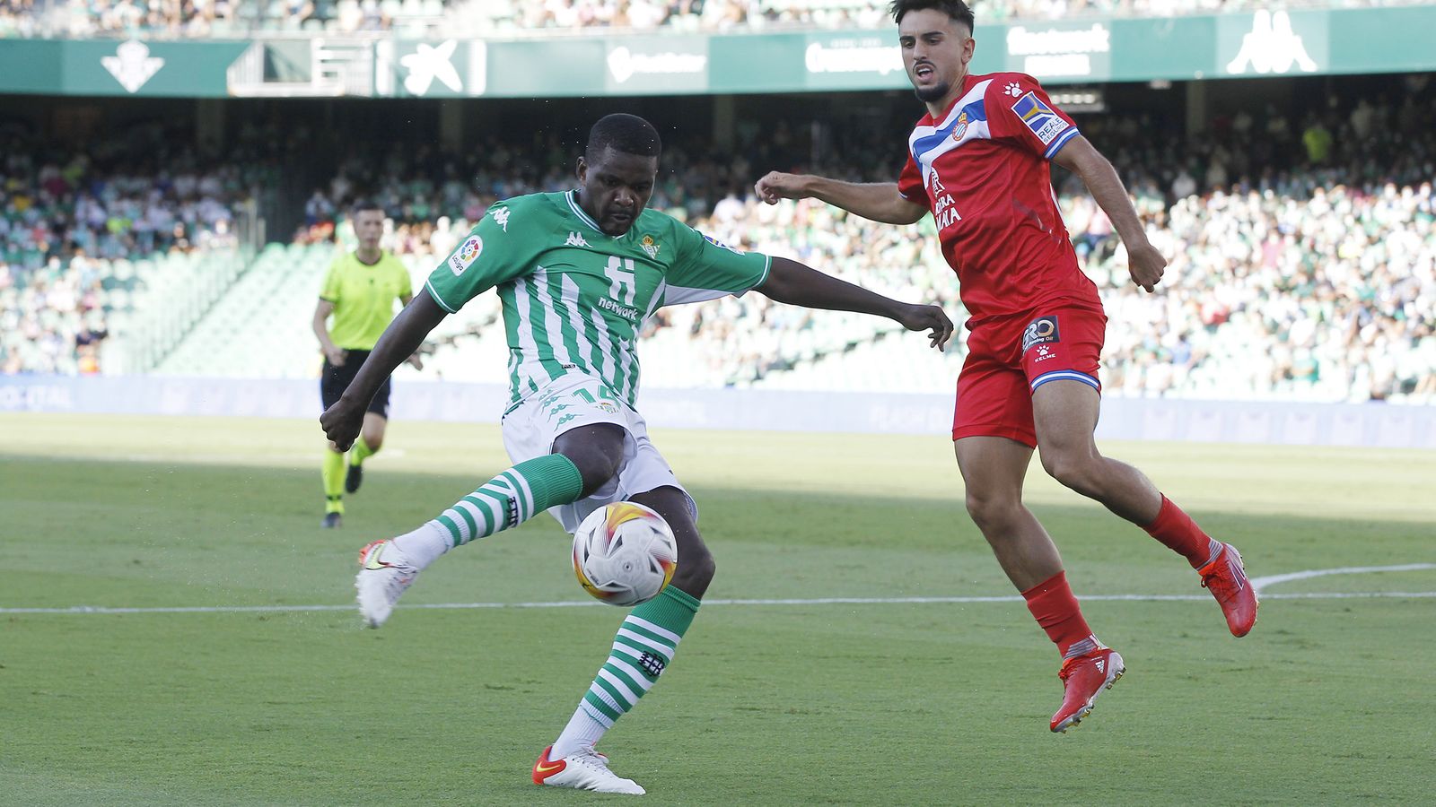 William Carvalho remata a puerta ante el Espanyol.