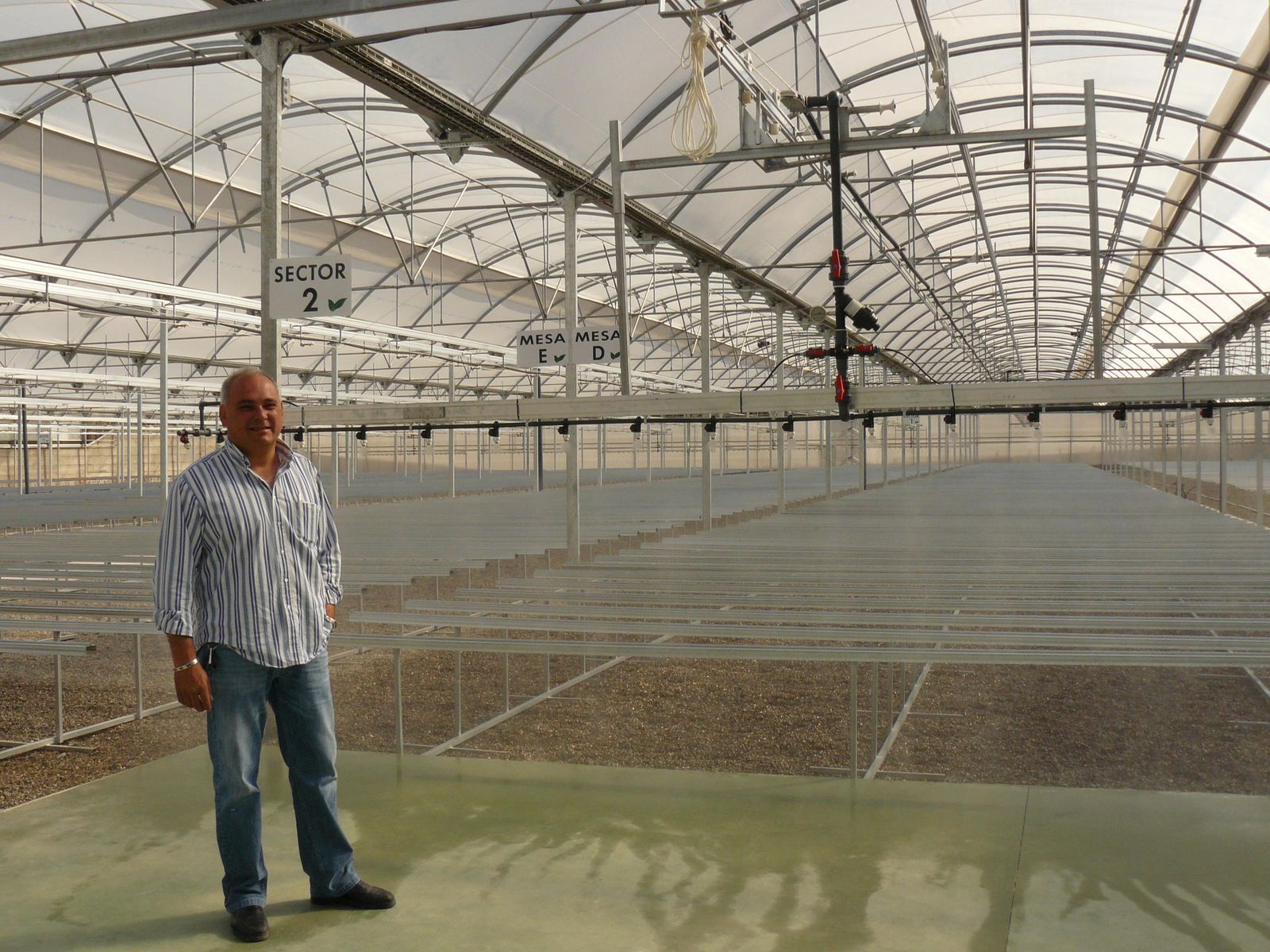 Instalaciones de El Plantel ubicadas en Dalías, que la empresa inauguró en abril de 2008, con su gerente, Manuel Escudero.