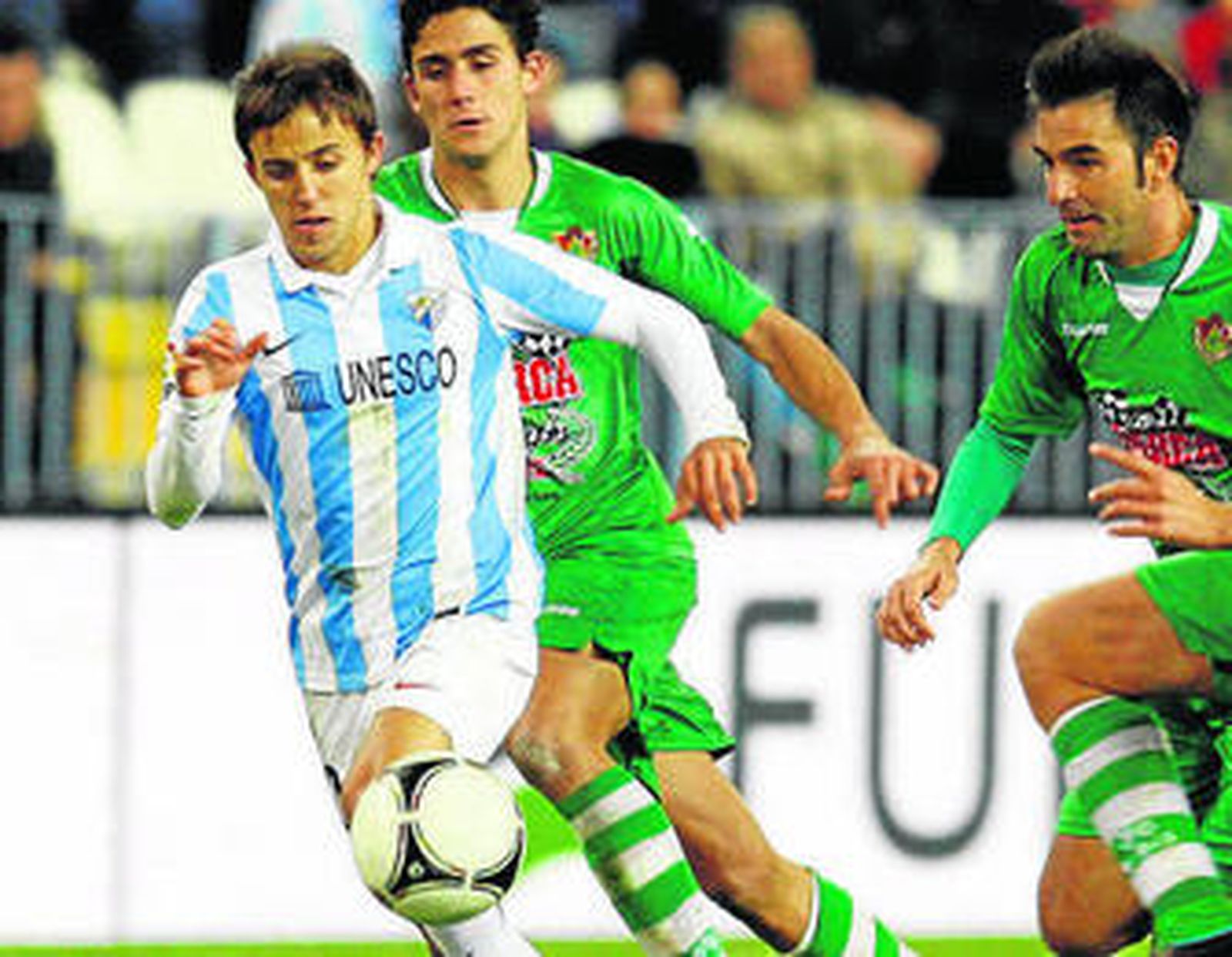 Diego Buonanotte controla el esférico.