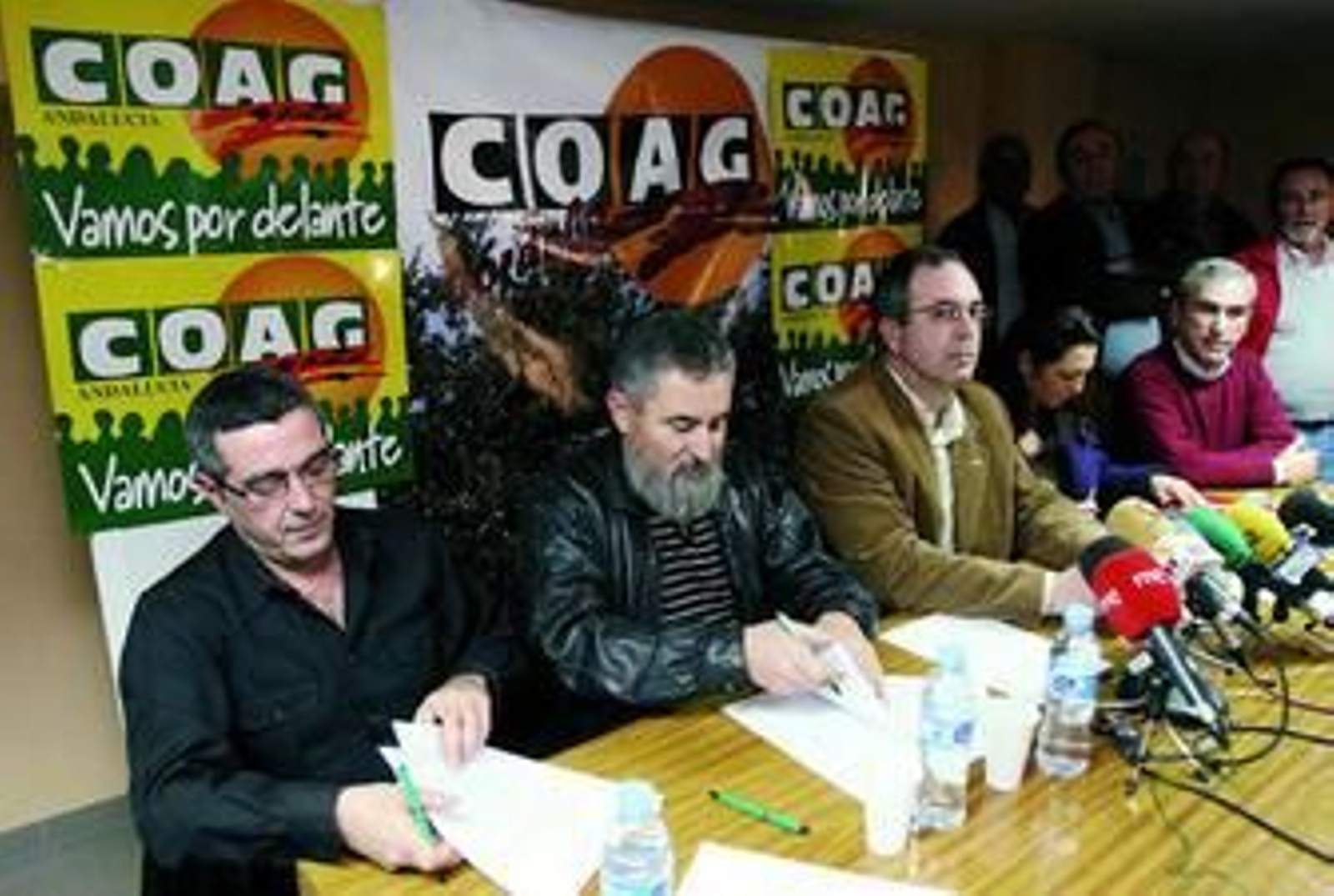 Rafael Estévez, José Luis Gutiérrez, Francisco Garrido y María Trujillo firman el convenio.