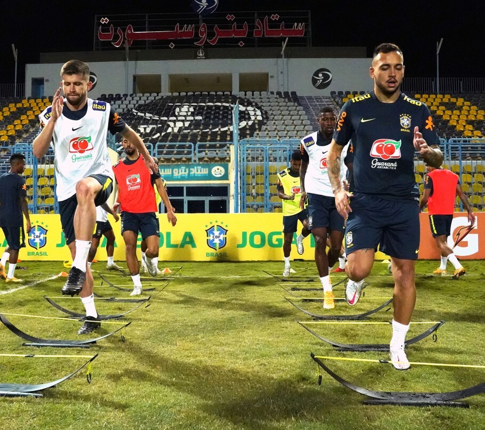 Emerson, en segunda fila, participa en el entrenamiento de la selección olímpica.