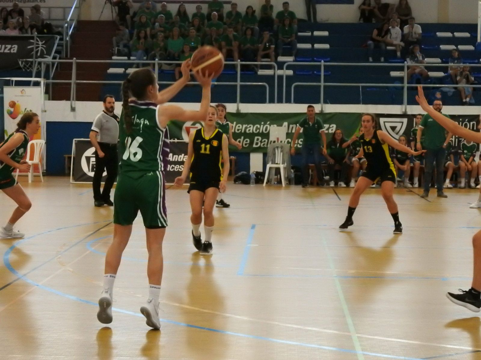 Arancha Postigo lanza a canasta.