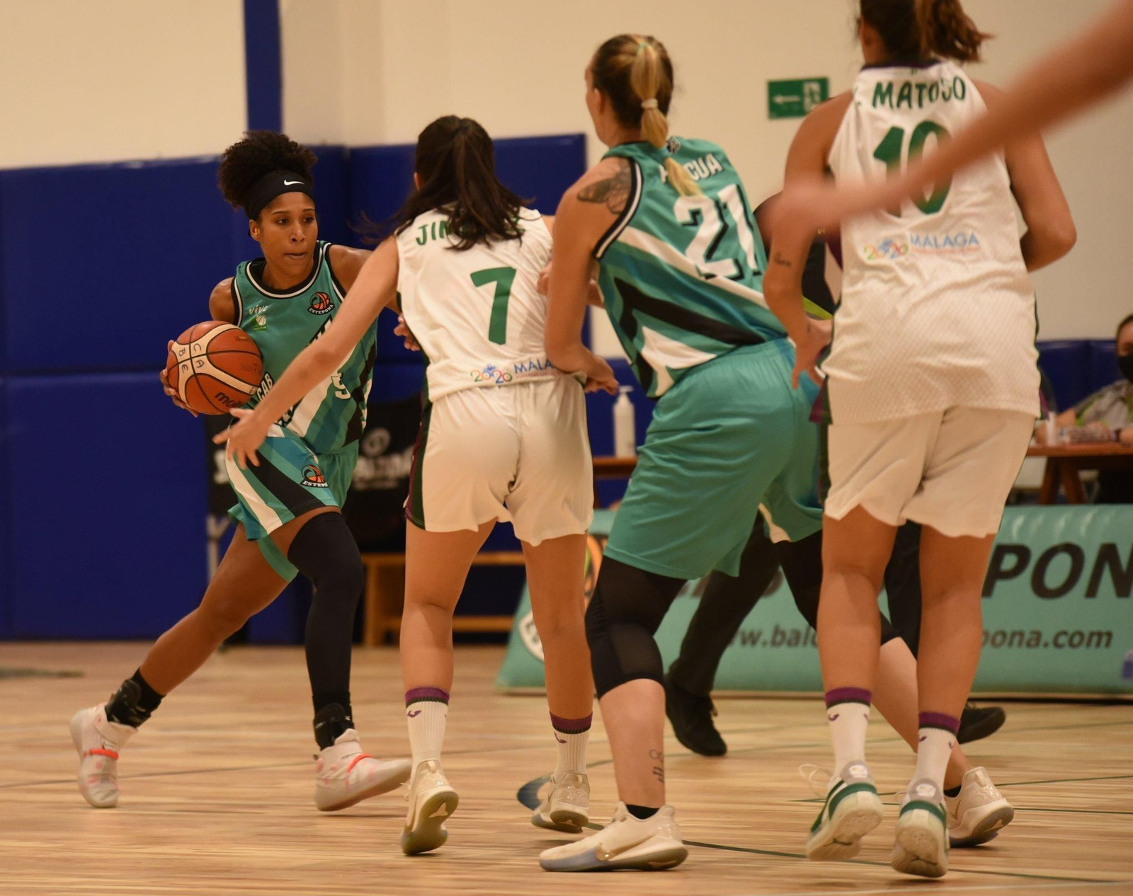 Imagen de uno de los amistosos disputados entre el CAB Estepona y el Unicaja Femenino.