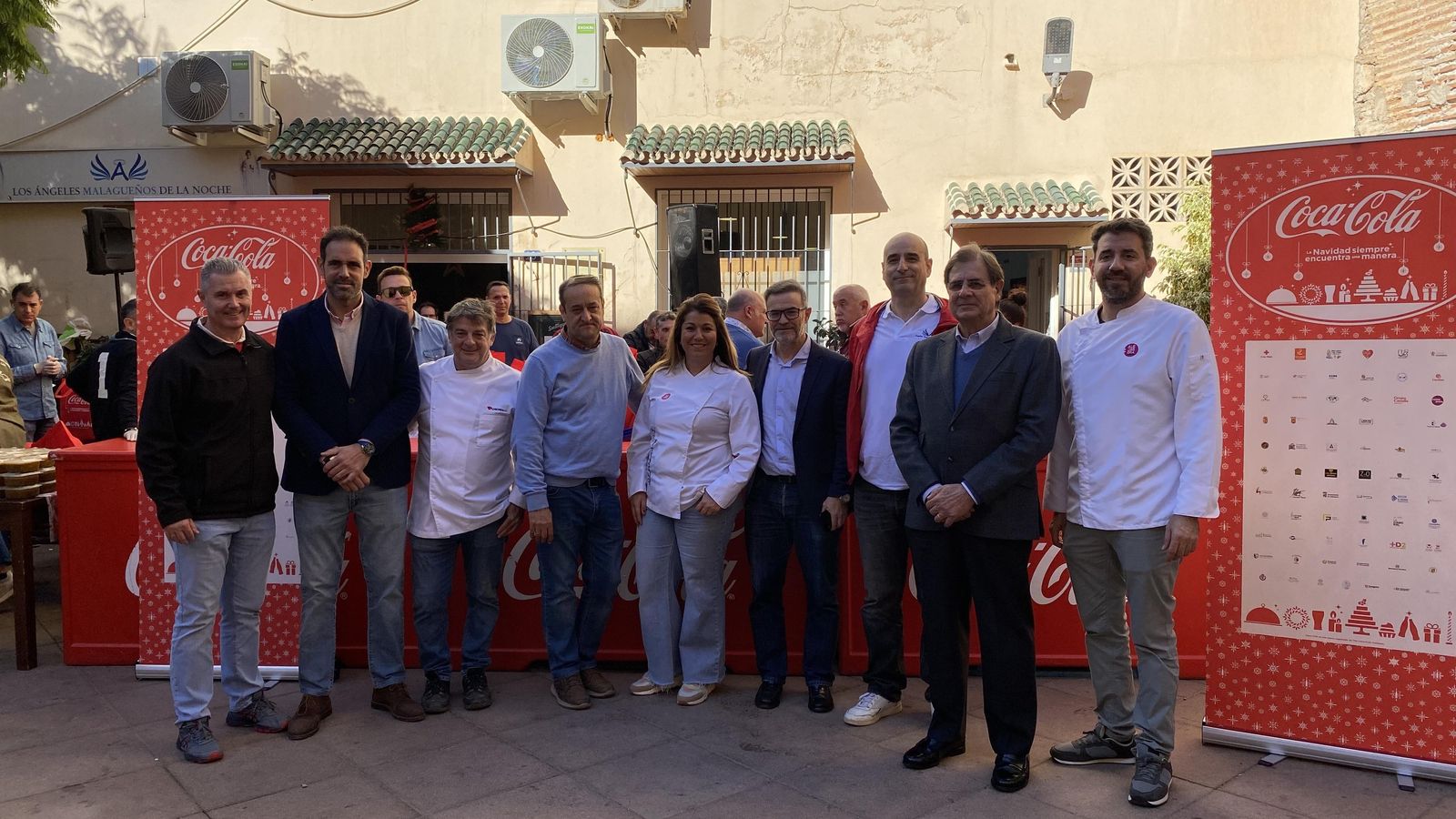 Representantes de Coca-Cola, MAHOS, Ángeles Malagueños de la Noche y el Comedor Santo Domingo en el reparto de menús de Navidad.