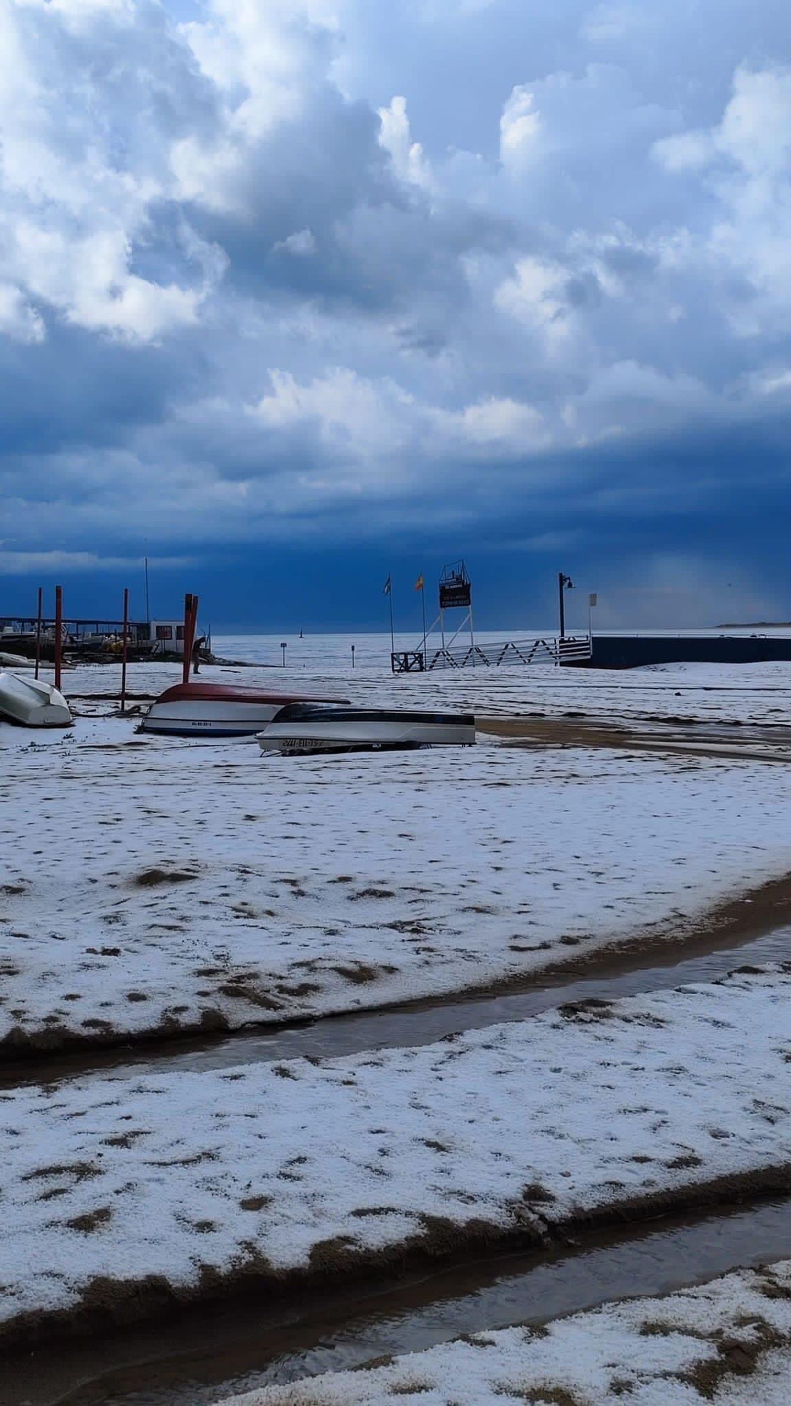 Bajo de Guía con un manto blanco creado por la intensa granizada