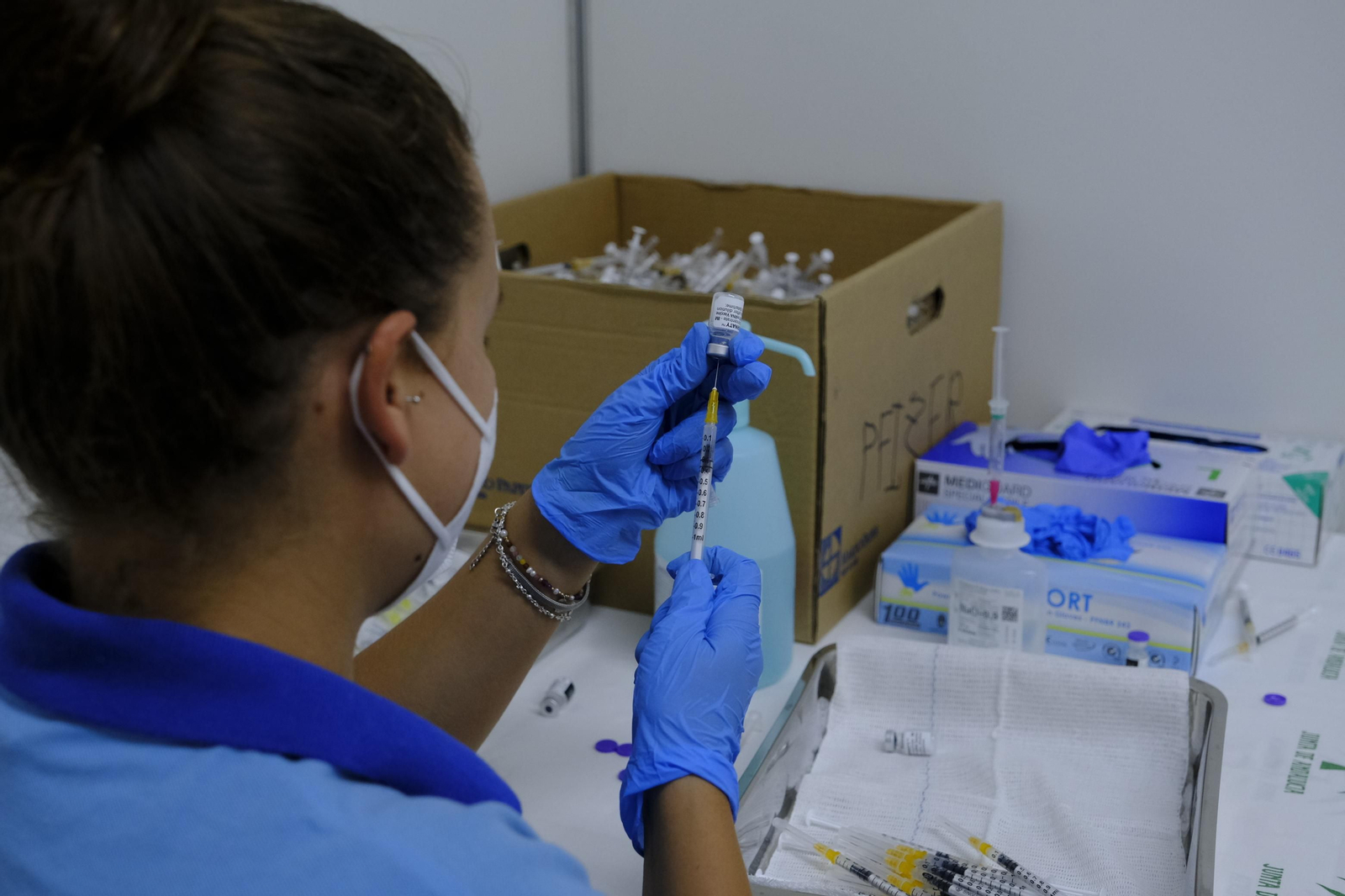 Una sanitaria prepara una vacuna contra el coronavirus.