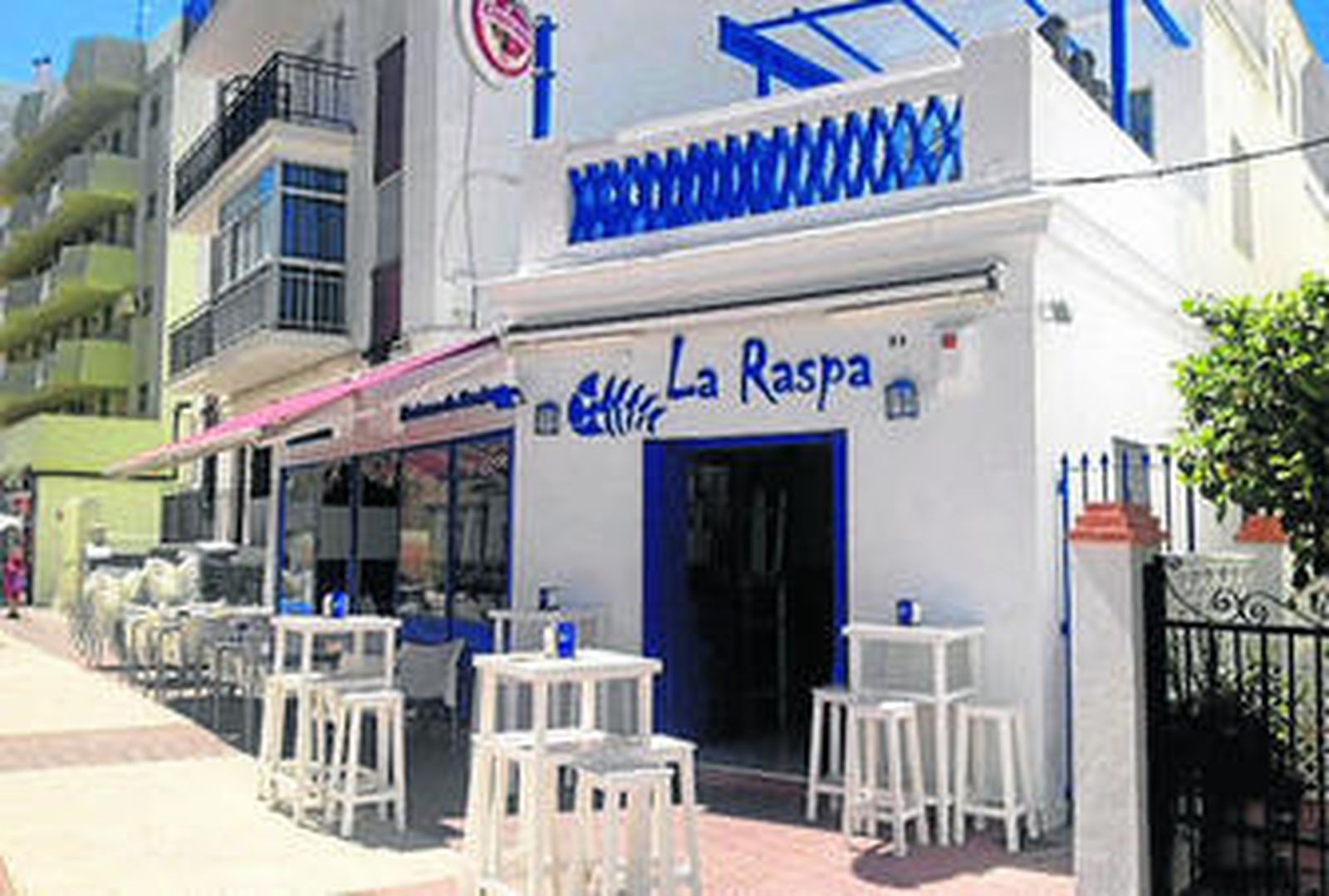Imagen exterior de la cervecería La Raspa, en Rota.