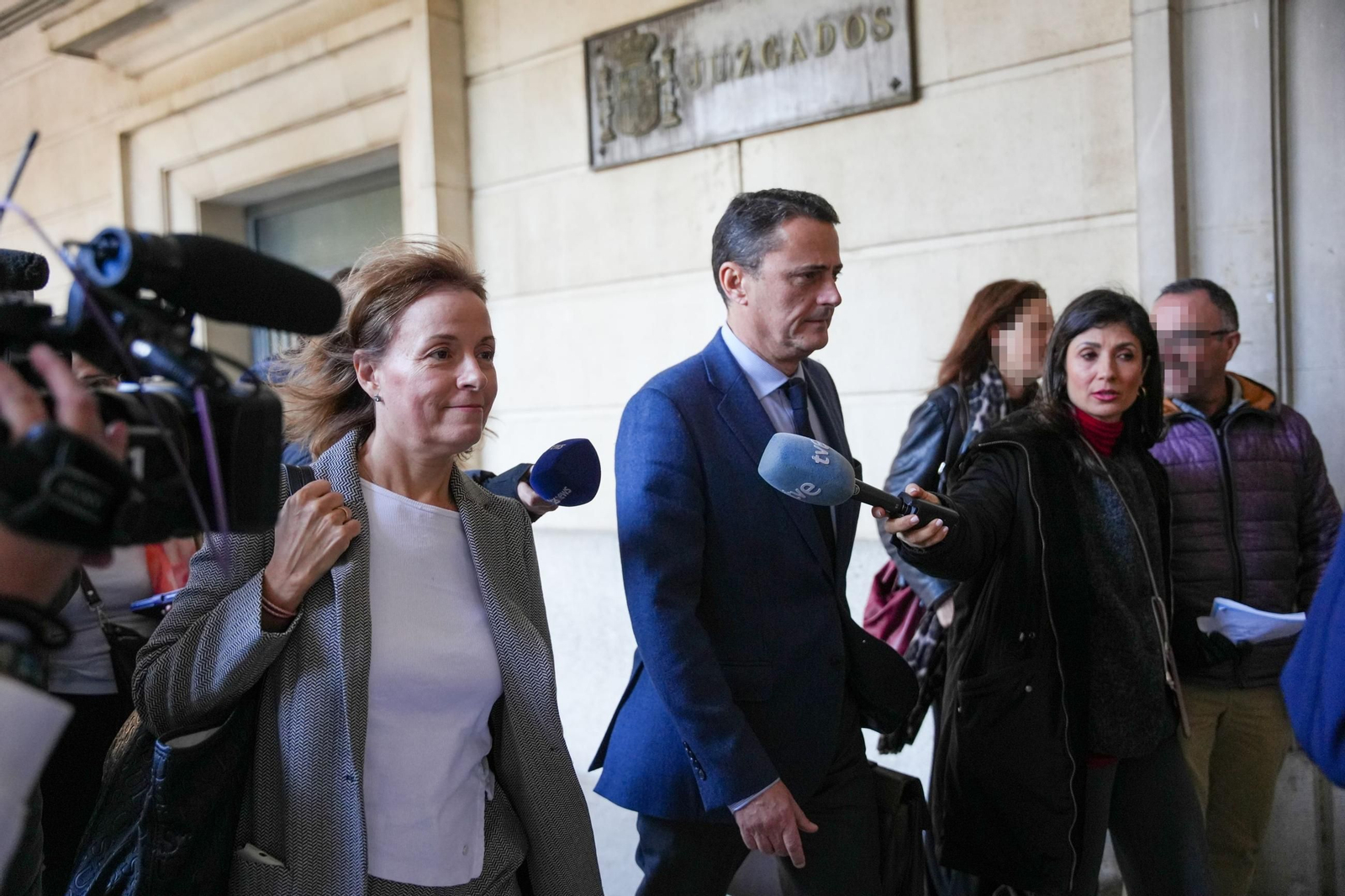 La actual gerente del SAS, Valle García, sale de los juzgados con su abogado, Miguel Villegas.