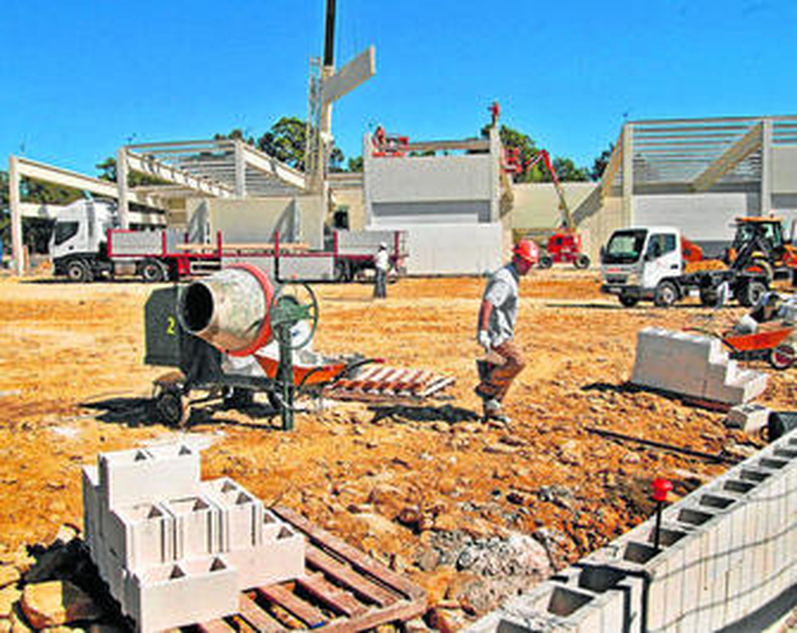 Trabajadores en plena faena frente a la nave del nuevo centro comercial de la cadena alemana.