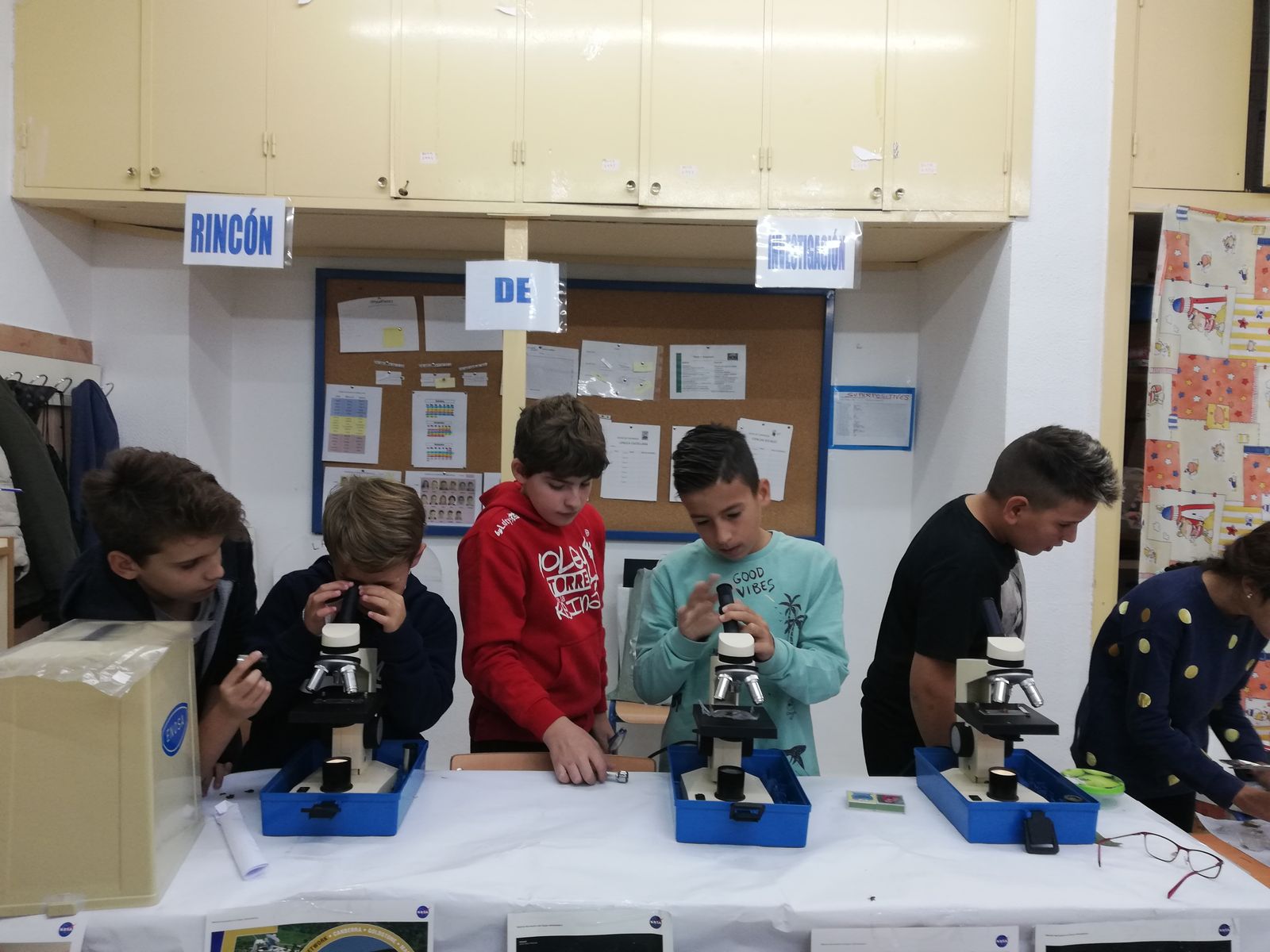 Los alumnos del CEIP Nuestra Señora del Carmen durante una clase de ciencias