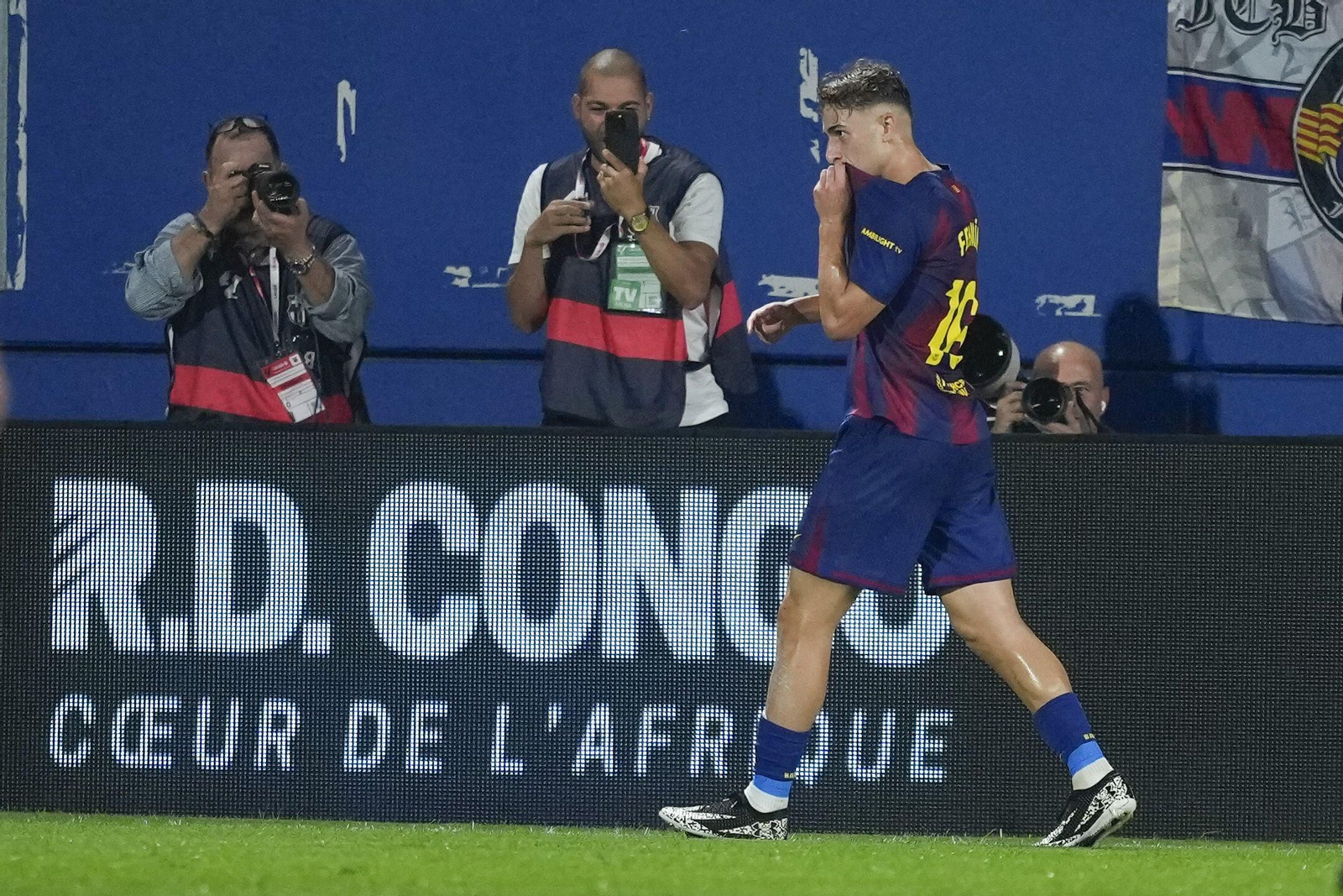 Fermín López celebra uno de sus goles frente al Valencia.