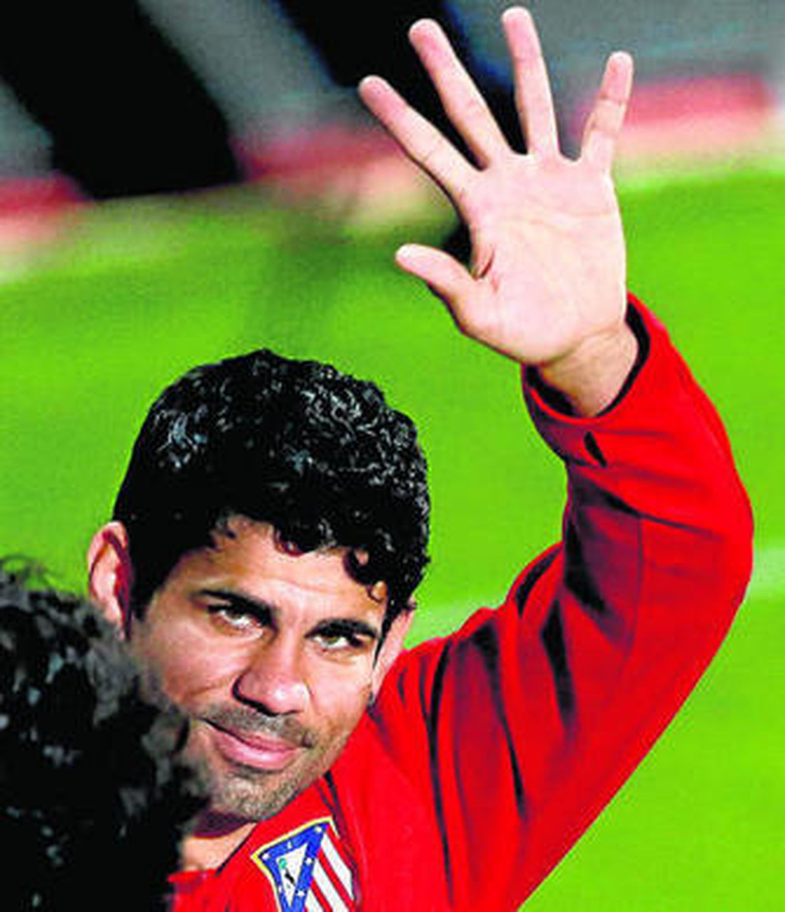 Diego Costa saluda en el entrenamiento atlético de ayer.