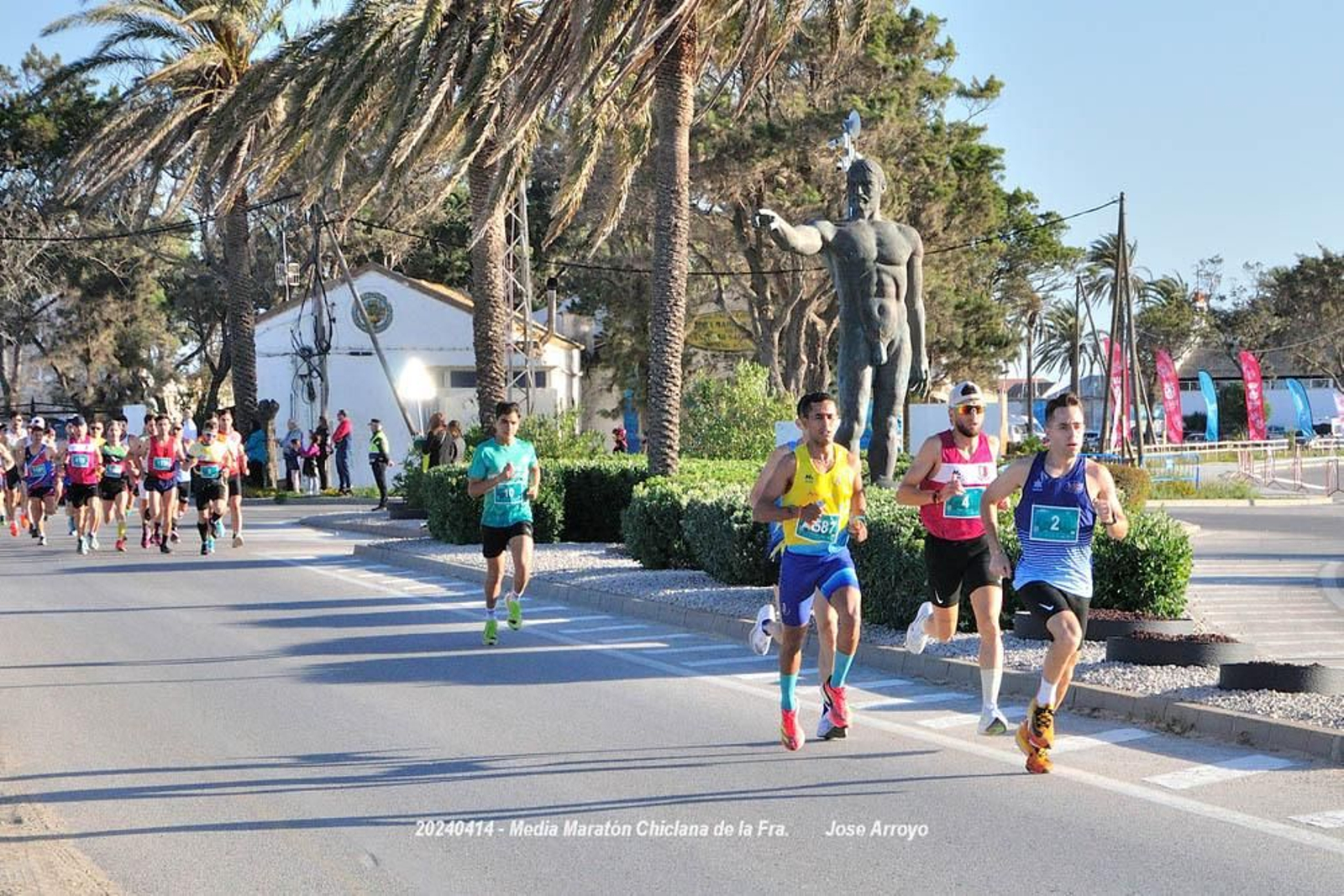 Corredores de la I Media Maratón por la zona del poblado de Sancti Petri Corredores de la I Media Maratón por la zona del poblado de Sancti Petri