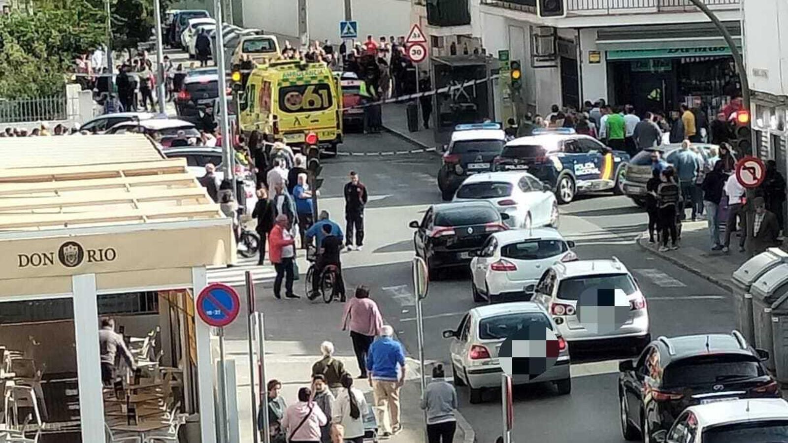 La Policía y el 061 en Torreblanca, justo después del tiroteo.