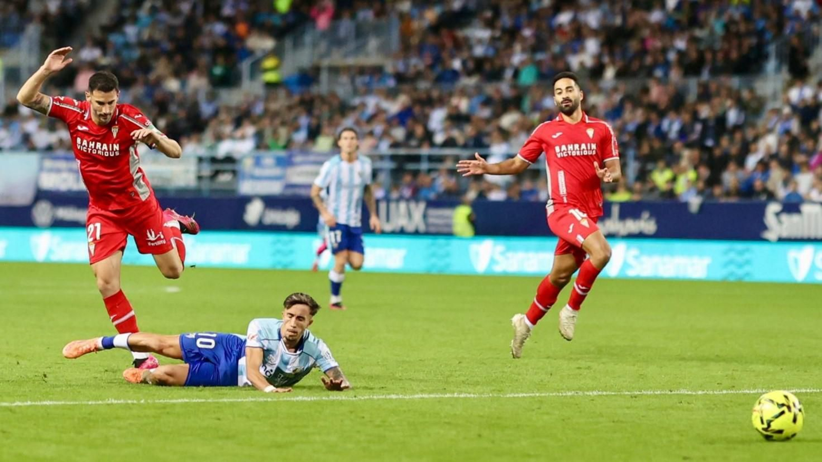 Larrubia cae al suelo en la jugada que costó la expulsión a Albarrán en el Málaga - Córdoba CF. Larrubia cae al suelo en la jugada que costó la expulsión a Albarrán en el Málaga - Córdoba CF.