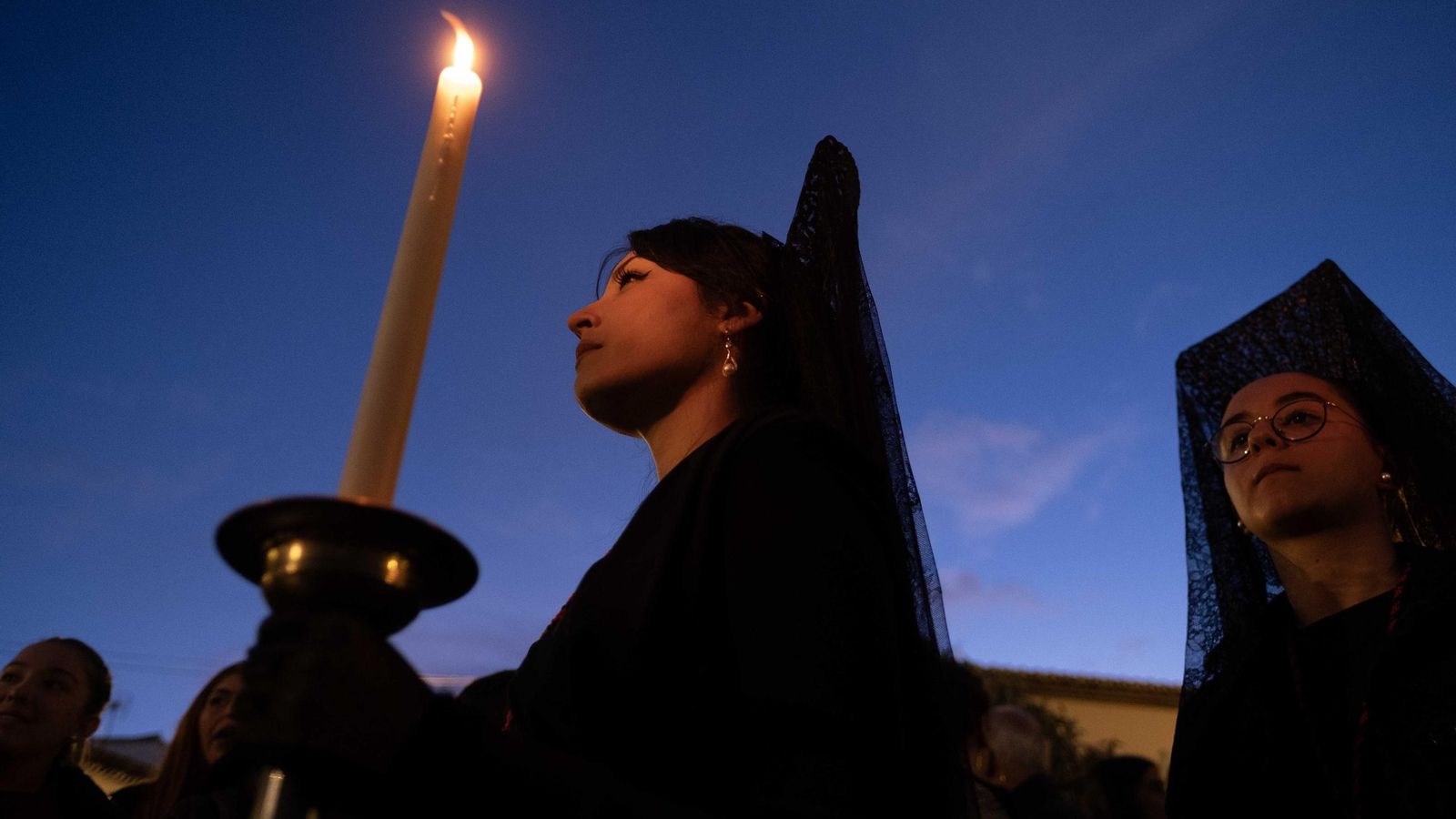 Cielo azul sobre las mujeres de mantilla.