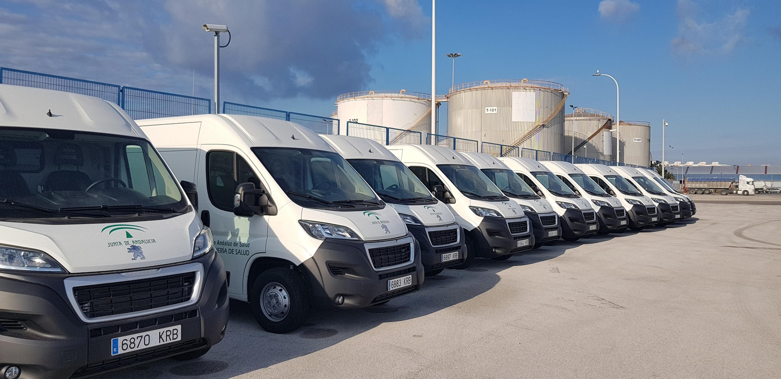 Imagen de los 13 nuevos vehículos que la Junta ha destinado a los hospitales y centros de salud de la provincia.