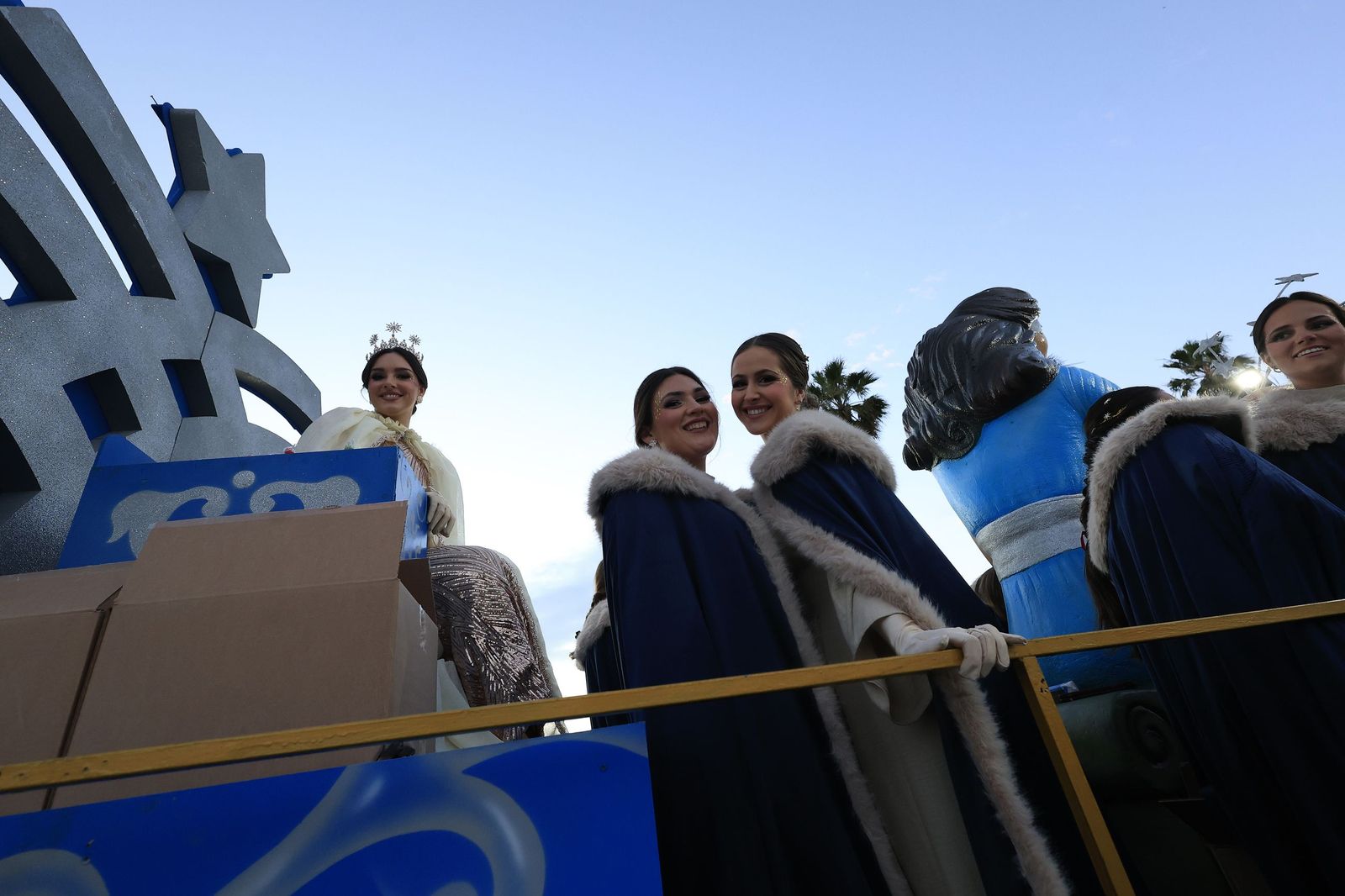 Búscate en las fotos de la cabalgata de Reyes Magos 2026 en La Línea