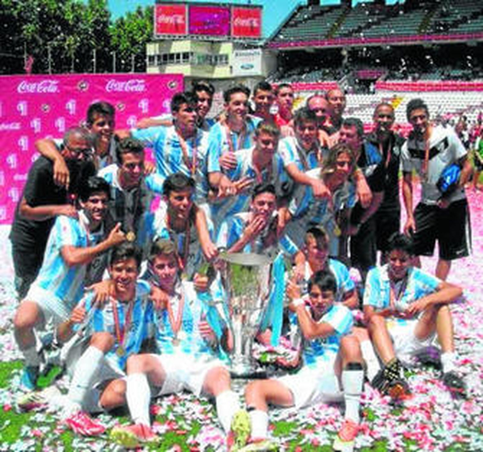 Los cadetes del Málaga celebran la victoria.