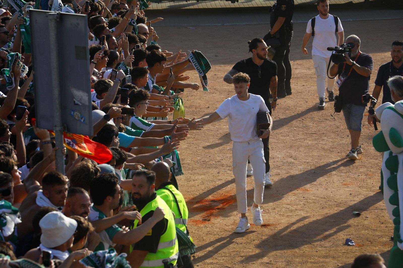 Las mejores imágenes del espectacular recibimiento a los jugadores del Córdoba CF antes de la final por el ascenso